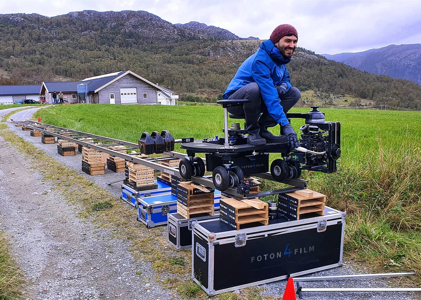 Behind the scenes of the shortfilm production "Hysj" produced by @filmavdelingen
DoP: Benjamin Mosli @ferskfreskfesk
Key Grip:Mikkel Brekne Munkvold @kosemikkel
#foton4film #hysj #filmavdelingen #getagrip #griprigs #filmproduction #griplife #keygrip #filmmaking #filmcrew #gripset #videography #cinematography #filmmakers #gripandelectric #gripandlighting #filming #filmindustry #onlocation #behindthescenes #setlife #filmcrewlicious #dollygrip #onset #gripequipment #filmmakerlife #dollytrack #dollyshot #DOP #directorofphotography