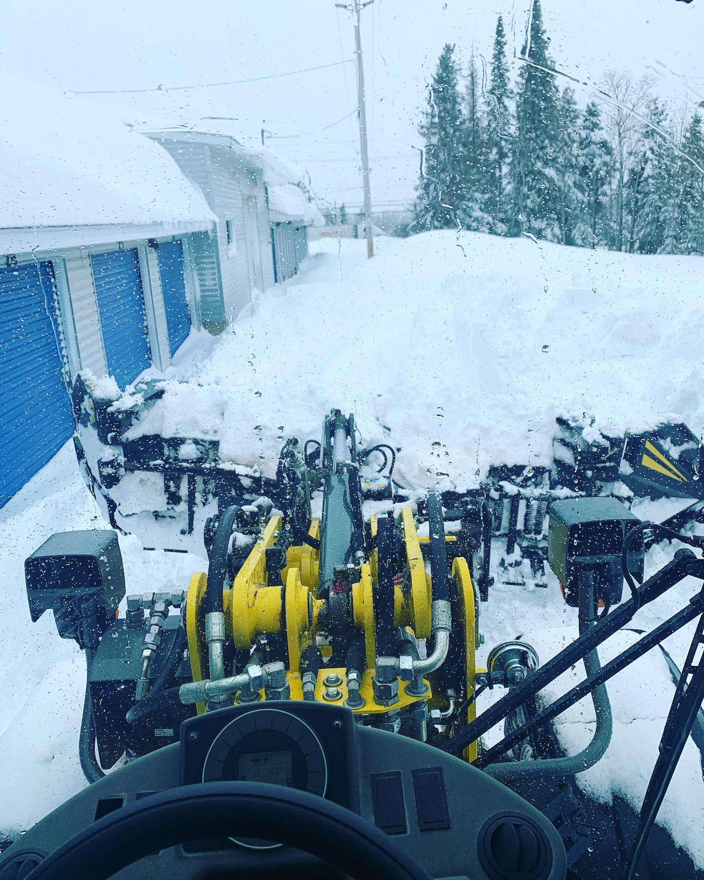 We are looking forward to moving dirt again this summer, but for now we have to get this snow out of the way!#dreamingabout summer#snowrelocaters#whackerneuson#amiattachments @wacker.neuson @amiattachmentsinc