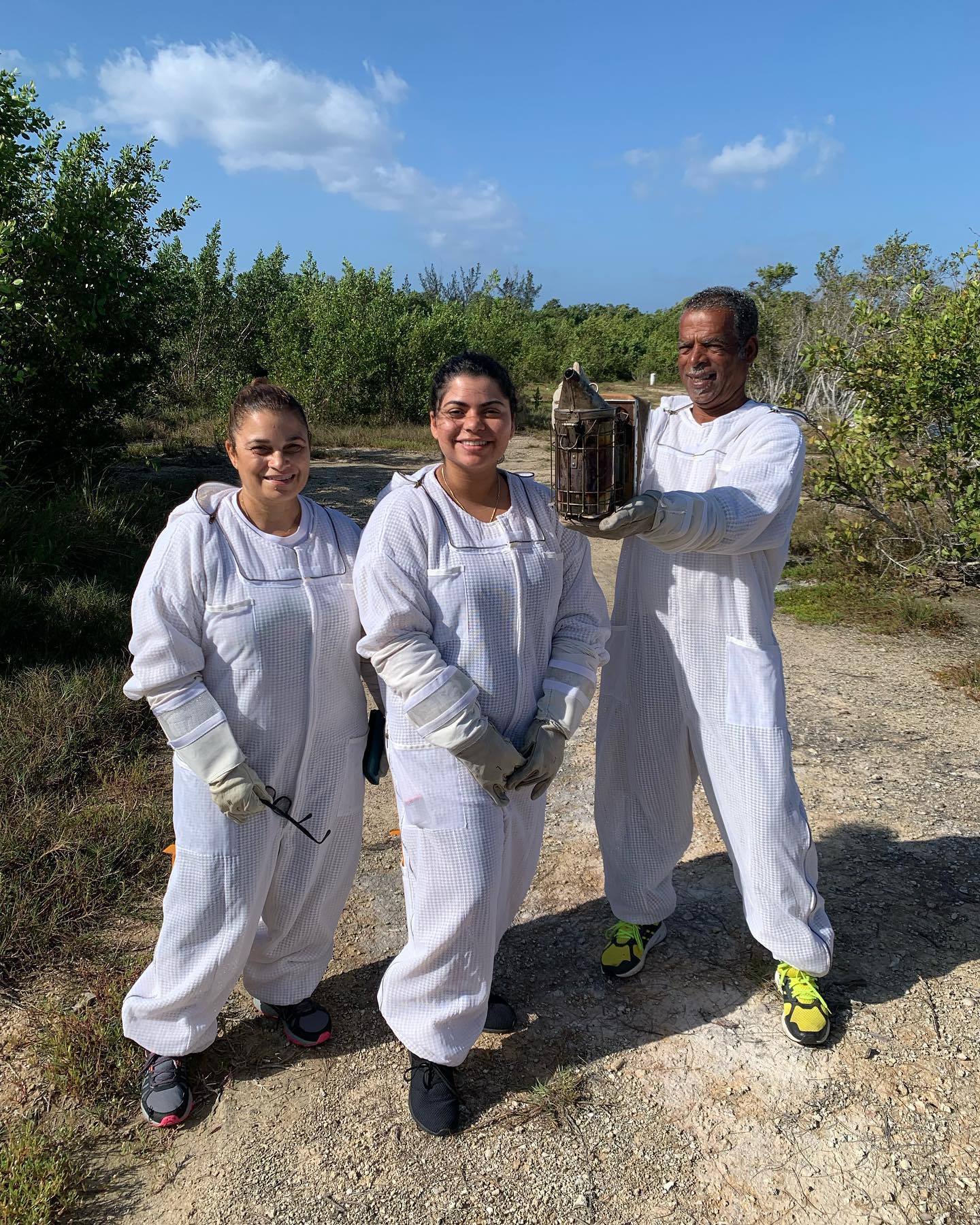 BEEKEEPING TOUR 🐝🍯 #bees #beekeeping #local #honey #experience #outdoors #grandcayman #caymanislands