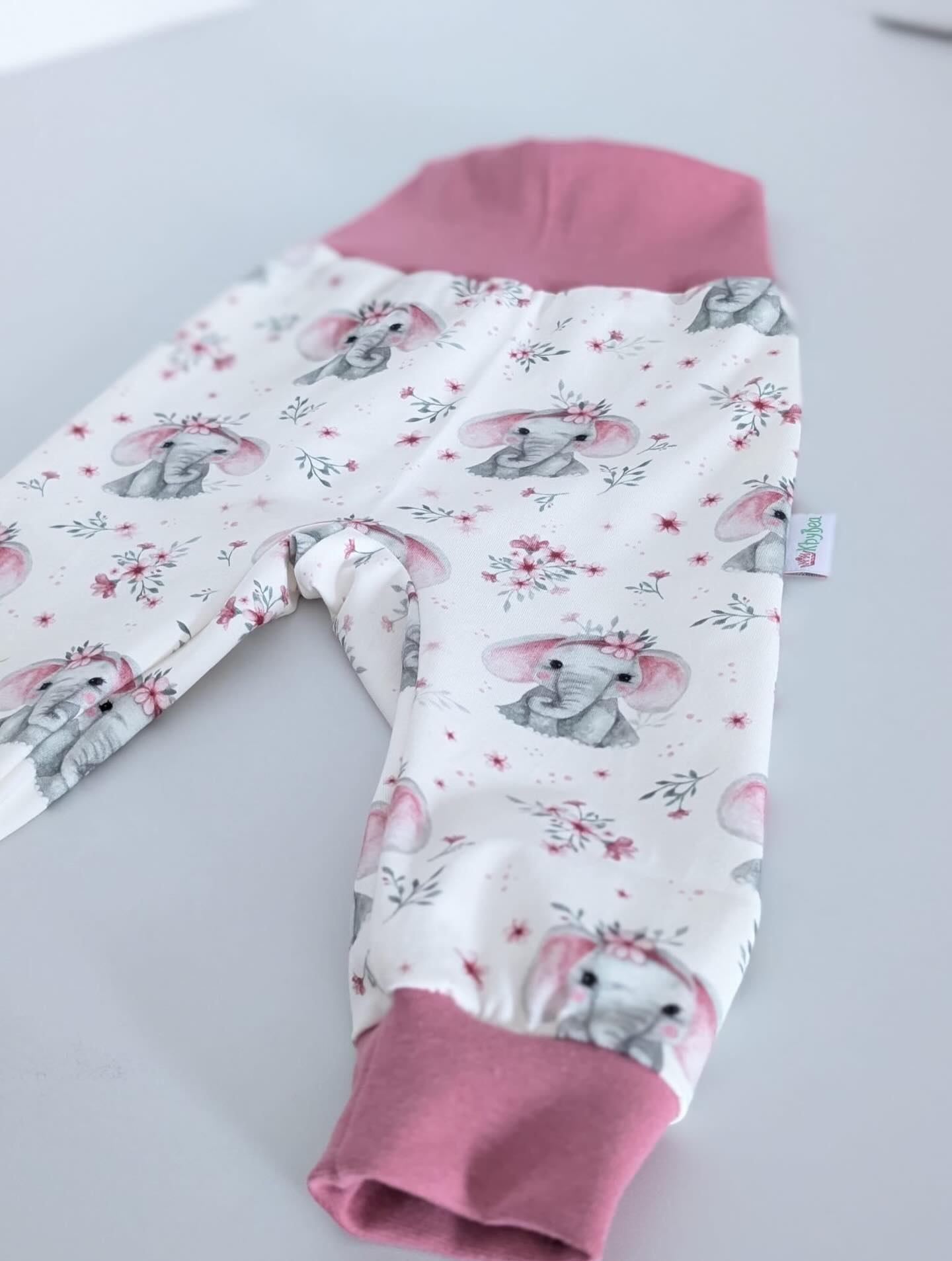 🐘💗 Pumphose „Elefantenmädchen“ – fast AUSVERKAUFT! 💗🐘
Link im Kommentar 😍
Wie süß kann eine Pumphose bitte sein? 🥹
Unsere Pumphose „Elefantenmädchen“ verzaubert mit zarten Blumen, niedlichen Elefanten und einem altrosa Bündchen – ein echtes Lieblingsstück für kleine Entdeckerinnen.
✨ Details:
• Bequemer, weicher Stoff
• Niedliches Elefanten- & Blumenmotiv
• Angenehmes Bündchen für perfekten Sitz
• Ideal zum Krabbeln, Spielen & Wohlfühlen
⚠️ Achtung: Es sind nur noch wenige Stücke verfügbar – fast ausverkauft!
Schnapp dir schnell eine, bevor sie weg ist 🛒💨
📩 Jetzt bestellen & einem kleinen Elefantenmädchen ein Lächeln schenken 💕