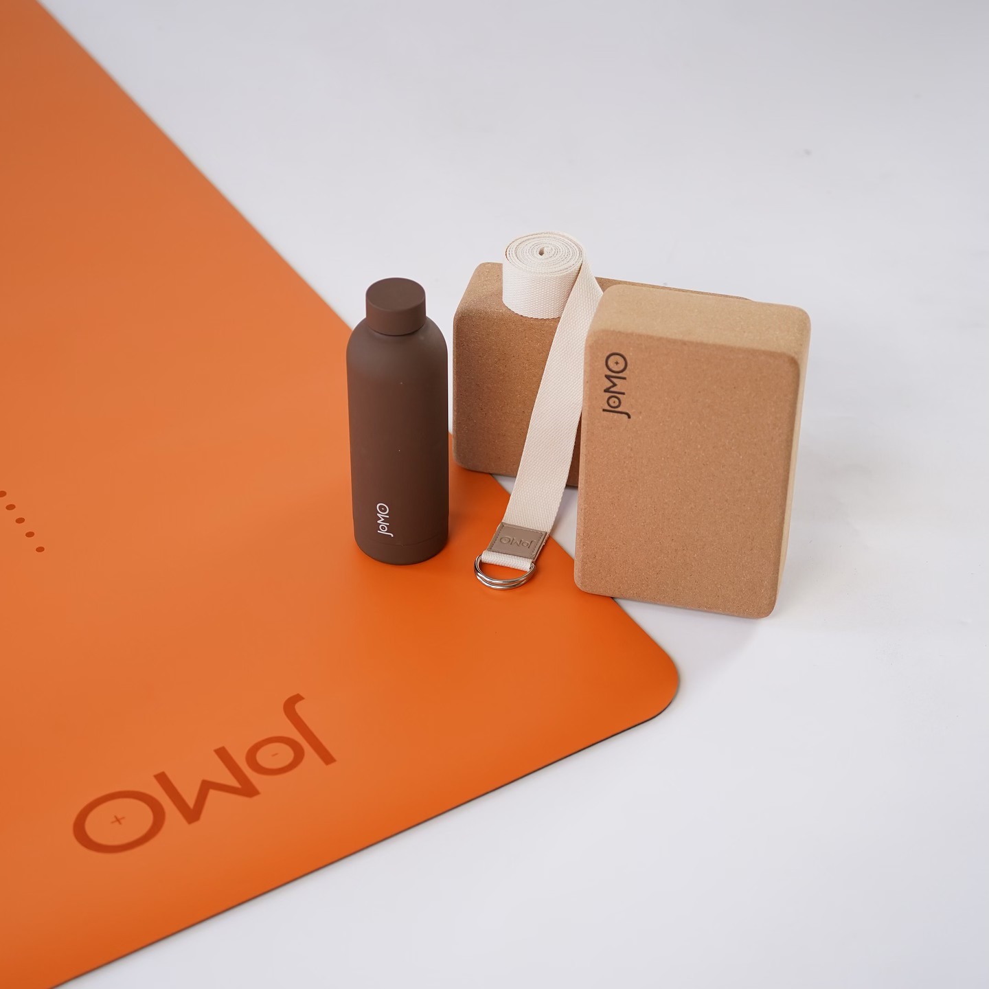 Yoga Essentials 🧘♂️
• THE MAT
• THE CORK BLOCKS
• THE YOGA STRAP
• THE BOTTLE
#yogapractice #yogajourney #yogis