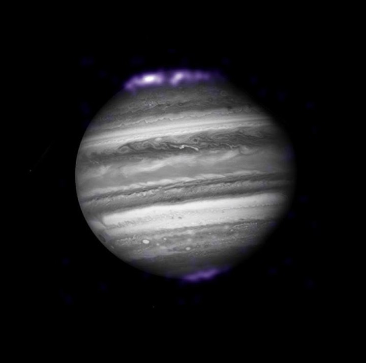 SUNday morning brings the #aurora in!
Dopo Saturno questa volta è il turno di #Giove.
Proprio così, anche il gigante del sistema solare può vantare di possedere delle aurore polari. L'immagine che potete osservare è stata scattata ai raggi X dal telescopio orbitale #Chandra.
La superficie delle aurore di Giove sarebbe in grado di coprire l'intera superficie del pianeta Terra e la loro intensità è centinaia di volte superiore a quella delle aurore polari terrestri.
#ORBITA, we fly your dreams!
Image credits: @nasa ·
·
·
·
#nasa #jupiter #aurora #astronomy #astronomyfacts #space