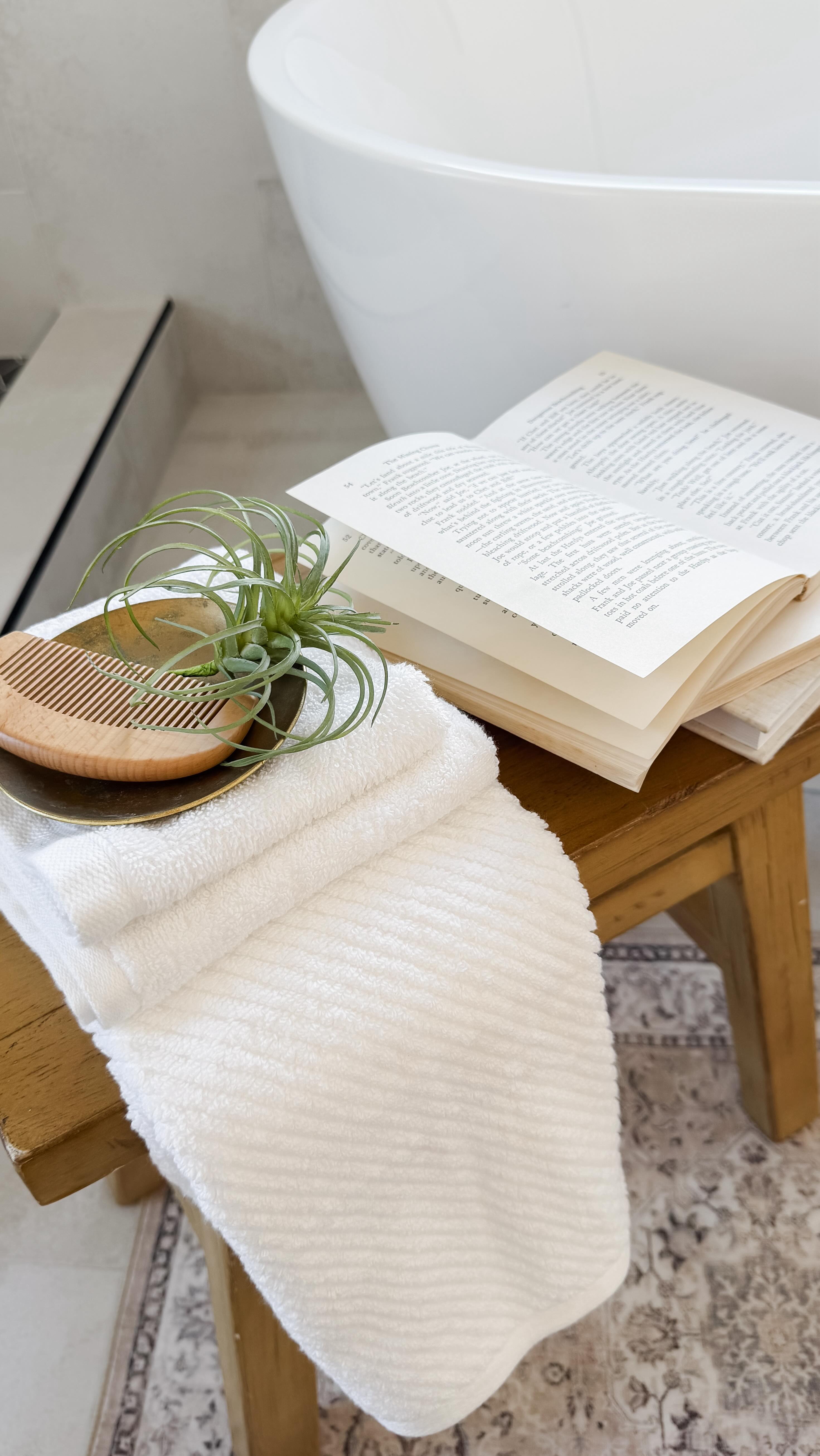 Soft hues. Fresh vibes. And yes… a little Grandma Core in the best way 💐🤍
Florals are having a MOMENT—especially with spring coming—and they’re so easy to mix and match (just like we did on this sofa 😍).
They add softness, charm, and that cozy “I wanna live here” feeling buyers love.
Want to shop this look?
Links are in my bio ✨
Or better yet—go see this beauty in Paradise. It’s amazing.