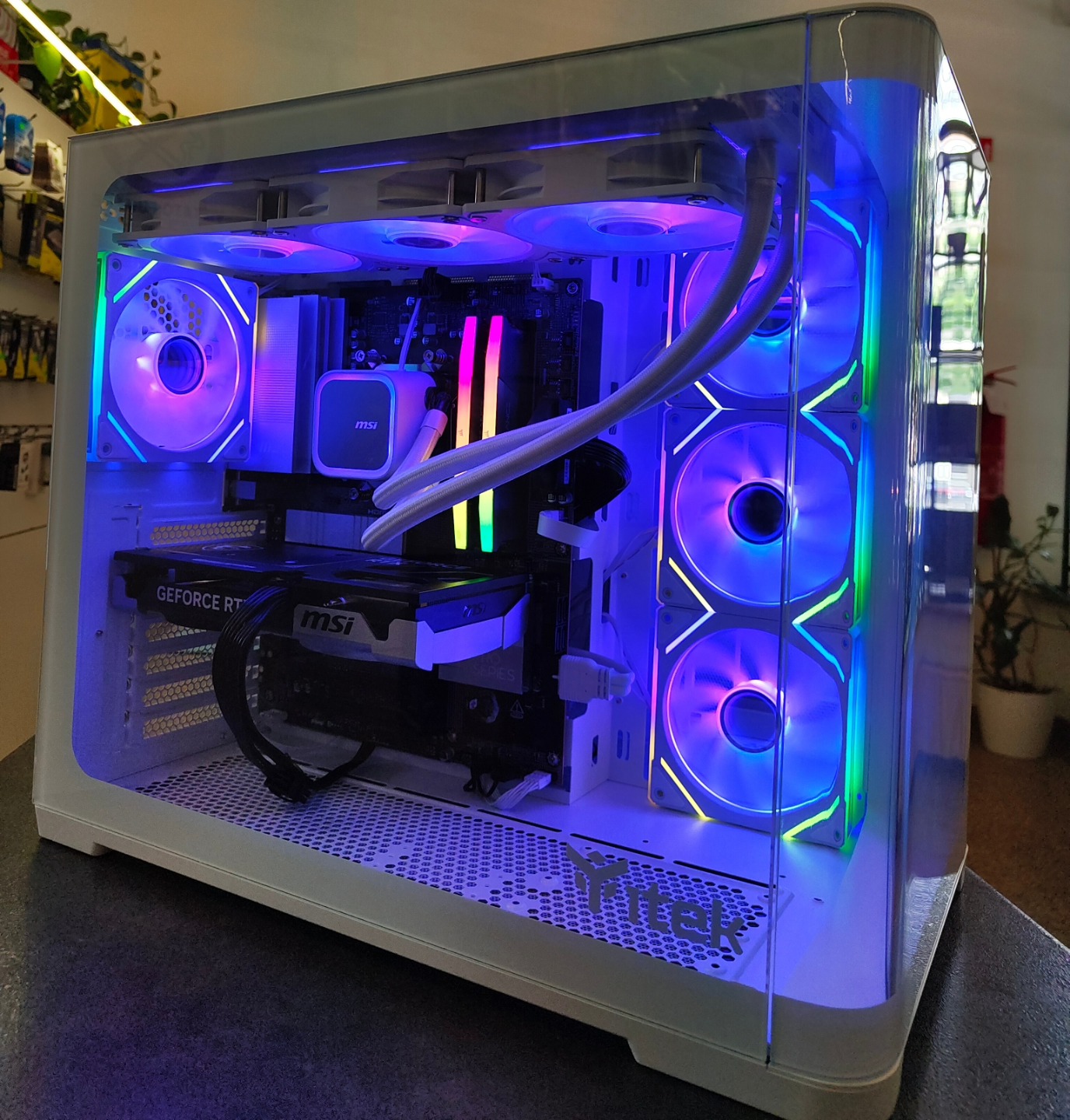 👀
Ryzen 5 9600X
32 GB DDR5 Corsair 6000mhz
MSI RTX 5060 Ti
MSI Liquid 360 RGB
Case Itekevo DarkCave Curved White