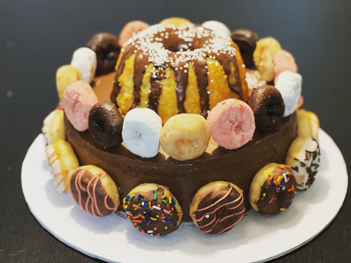 Donut Kake!!! Vanilla kakes w/ chocolate buttercream icing/Glaze and donuts. #cakes #buythepoundkakes