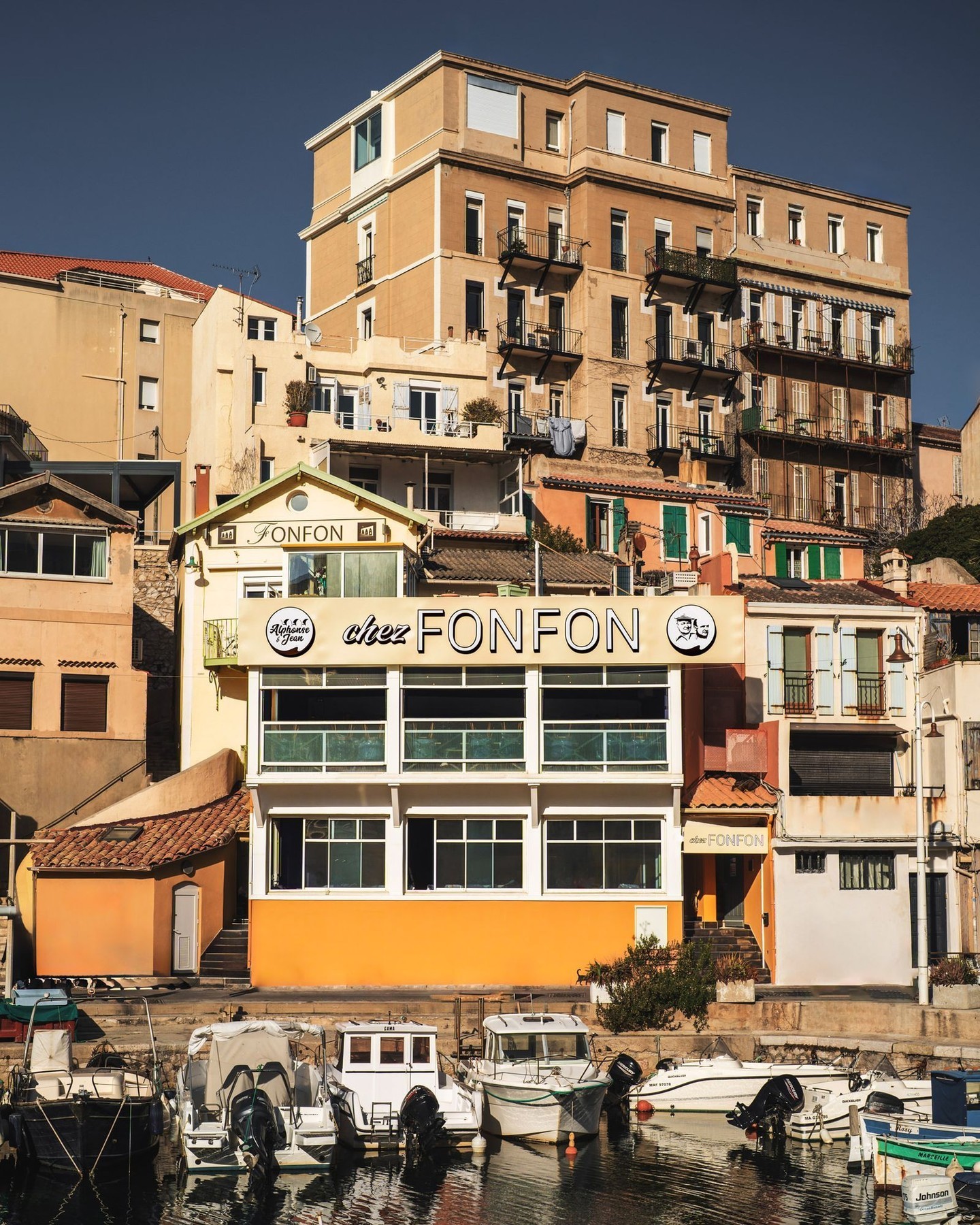 Laissez-vous envoûter par l'authenticité de Fonfon, une adresse légendaire qui rayonne à Marseille depuis 70 ans ! 🌟 Sa devanture pittoresque, ornée de couleurs chaleureuses, invite à un voyage culinaire exceptionnel. Succombez à l'appel de la bouillabaisse et plongez dans l'âme gourmande de la ville ! 🍽️🌊✨
📍 140 Rue du Vallon des Auffes 13007 Marseille
🕛 Ouvert tous les jours : 12:00 – 14:00, 19:00 – 22:00
📸 by @eatismarseille
#Fonfon #Bouillabaisse #CuisineMarseillaise #ChefLudovicTurac #Gastronomie #MarseilleFood #EatIsMarseille #CommunityManagement #RestaurantsMarseille #EatWell