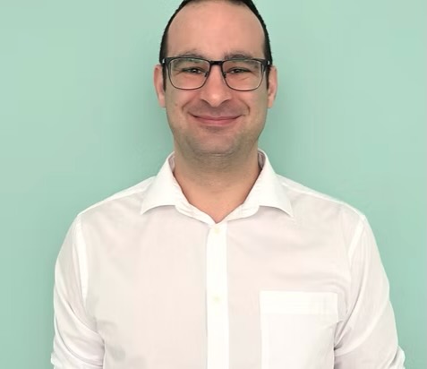 Ci presentiamo…
✨Nicholas Bonavoglia✨
Nicholas Bonavoglia
Pedagogista, educatore e formatore, lavoro tramite interventi sulla gestione delle dinamiche relative allo studio (motivazione, progettazione e programmazione del lavoro a casa) dei rapporti interpersonali e dello sviluppo della persona, sia attraverso colloqui individuali che di gruppo (genitori e insegnanti). Attivo all’interno del mondo scolastico dal 2014, ho esperienza anche all’interno dei Servizi Sociali, con i quali ho collaborato dal 2018 al 2020.