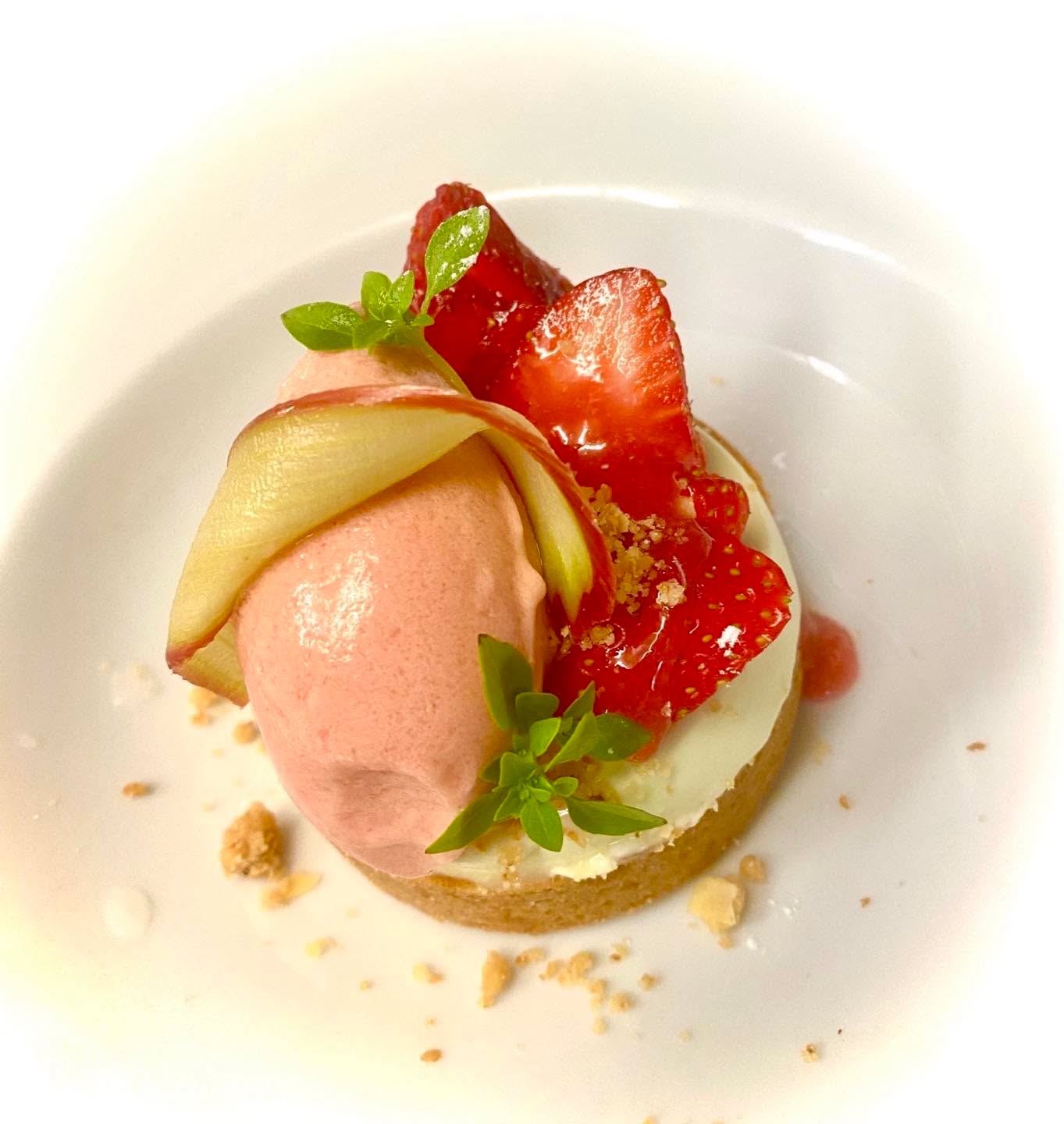 Unser neues Frühlingsdessert: Basilikum Panna Cotta, Rhabarbersorbet, Shortbread, Erdbeeren #einfachgut #dassindwir #bayrischeküche #gastronomiebayern #frühlingsdessert #erdbeerenundrhabarber #gasthauskultur