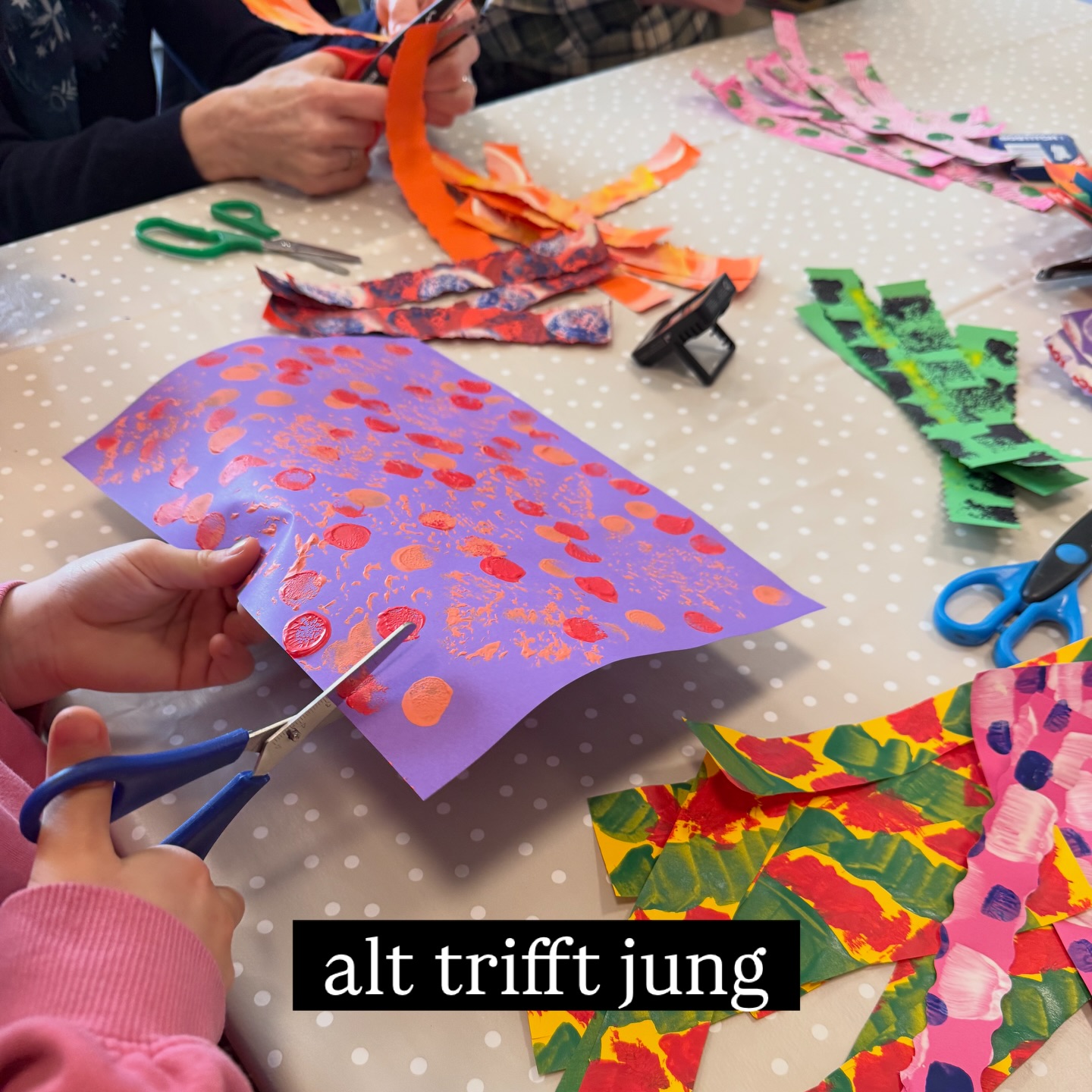 Projekt „jung trifft alt“ ✨❤️
mit der lieben @aktivfachfrau 😍
die letzten 2 lässigen Nachmittage waren rund ums Thema "Fasnacht" 🤡🦖
hah weil wir schon bald gemeinsam Fasnacht feiern.
Was wohl mein Kostüm sein wird❓
den 1. Nachmittag waren wir im Alterszentrum und haben fleissig Musterpapier gemacht. 🎨
Mit unterschiedlichen Farbrollern und Werkzeugen sind lässige Werke entstanden - so farbenfroh wie möglich versteht sich.
Alle waren so zufrieden und konzentriert am werkeln hehe. Die Zeit verging immer wie im Flug. ☺️
Gestern am 2. Nachmittag kamen 3 BewohnerInnen zu uns in den Kindergarten. 🎉
Die Kinder waren so aufgeregt und haben sich so gefreut.
Wir haben Streifen geschnitten und fleissig zusammengeklebt und zusammengetackert. 😁
Ein Bewohner hat sich mit grossem Fanclub und Applaus auf einen kleinen Stuhl gesetzt. (Normalerweise ist er im Rollstuhl)
Da helfen die Kinder auch gerne bei der Motivation oder dem Stützen. 😉
Die Kinder sind so begeistert und freuen sich immer ganz fest auf die gemeinsamen Projekte. 😎
& ich mich auch.
Manchmal besuchen uns die BewohnerInnen auf dem Spaziergang, wenn wir draussen spielen - da gab es auch schon eine Schneeballschlacht. 😃❄️
Zum Schluss ging es dann ganz auf den Boden, ins Würfelbecken von @flowfull.original
- für jung und alt sage ich Euch ❤️
Mein Code gilt weiterhin ✨
naaa wie gefällt Euch die Deko❓
Habt Ihr auch schon so etwas gebastelt❓