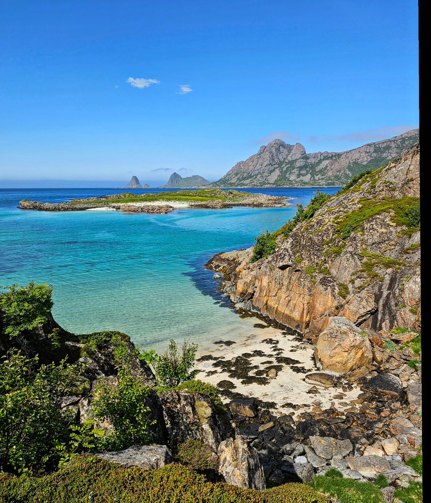 Hallo ihr Lieben,
wir haben leider inzwischen die Vesterålen wieder verlassen. Wir wären so gerne noch länger geblieben (für immer 😅🫣). Wir blicken wieder zurück auf sehr schöne Tage dort oben und wir haben noch so viel auf unserer Bucketlist für die nächsten Reisen. Wir haben unser Herz wirklich an die Vesterålen verloren.
Wir erreichen ansonsten bald Südnorwegen und leider sieht die Wetterprognose nicht mehr so gut aus wir in Nordnorwegen. Aber wir müssen ja langsam leider zurück. Wir hatten es dort oben teilweise sogar wärmer als bei uns zur gleichen Zeit zu Hause in der Lausitz und waren fast nur im T-Shirt unterwegs. Das sind wir von Norwegen gar nicht gewöhnt. Daher drückt uns die Daumen und schickt ein paar Sonnenstrahlen für den Süden Norwegens. 😊
Das Foto entstand bei einer Wanderung entlang des Kyststien von Straumsjøen. Diese kleine Bucht allein war schon ein Highlight. Das Wasser 🥰 Einfach zu schön um wahr zu sein. Der Strand ist im Übrigen nur bei Ebbe da, auf dem Rückweg stand das Wasser dann hoch bis zu den Steinen.
- - - - - - - - - - - - - - - - - - - -
#vesterålen #straumsjøen #kyststien #wanderung #wandernmachtglücklich #norges_fotografer #norge #visitnorway #norwegen #norway #norway2day #norwaynature #norwayphotos #norgefoto #mynorwaystories #reisenmachtglücklich #naturephotography #norwegenliebe #reisefotografie #landschaftsfotografie #landscapephotography #wanderlust #fernweh #explorenorway #ilovenorway #norwayphotolovers #camping #wohnmobilurlaub @norge