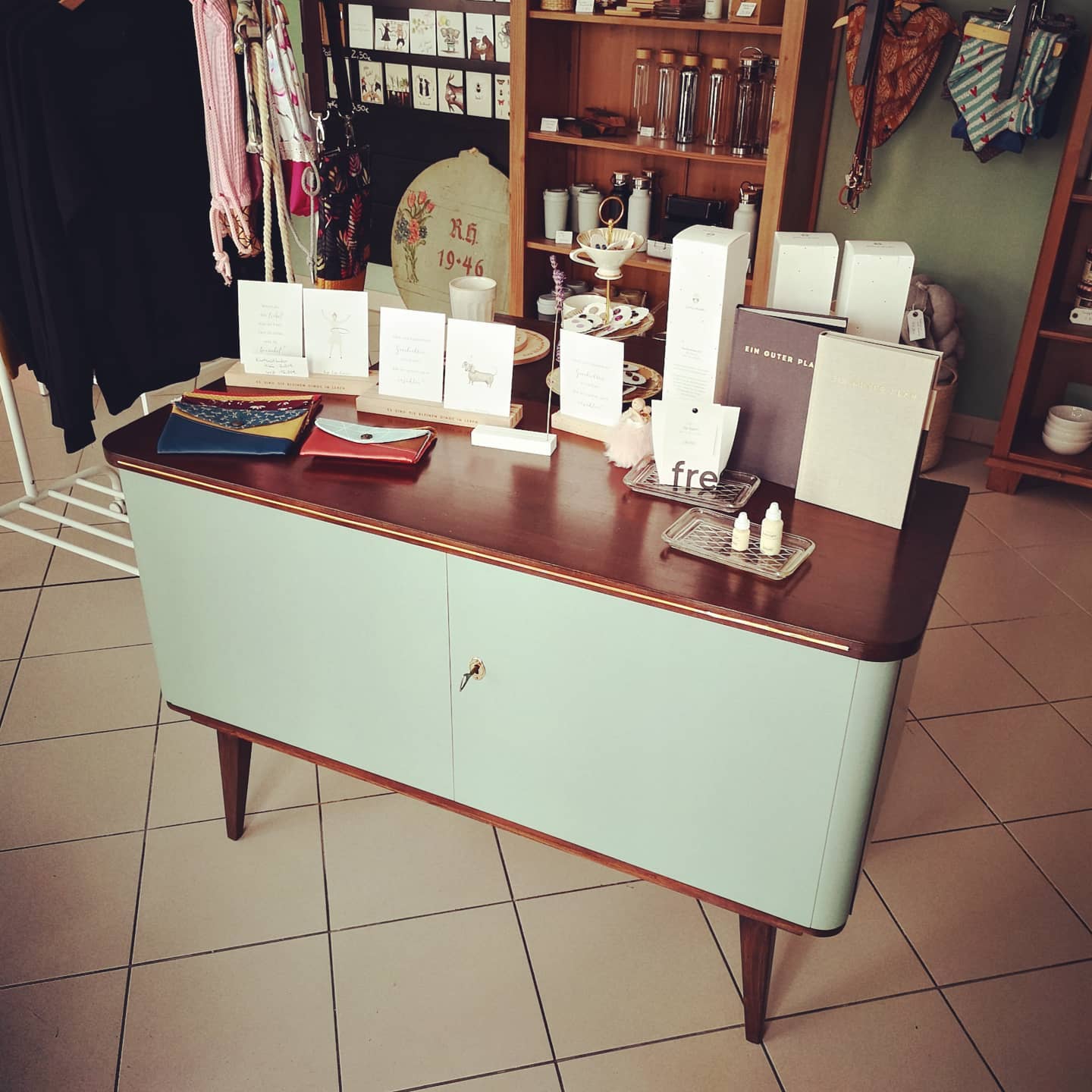 Der Frühling naht.. Natürlich auch im Store mit frischen Farben und neuen Schönheiten. .. Irgendwie muss man ja aus dem Lockdown-Winterschlaf erwachen... In den nächsten Wochen wird dazu noch der Online Shop erweitert und Click und meet natürlich auch. Bleibt gesund und fröhlich 💚
#allerleileben #conceptstore #zwickau #gemeinsamregionalnachhaltig #wirsindzwickauer #interiordesign #Stilplan_raumdesign #julieellie #ringana #eulenschnitt #einguterplan