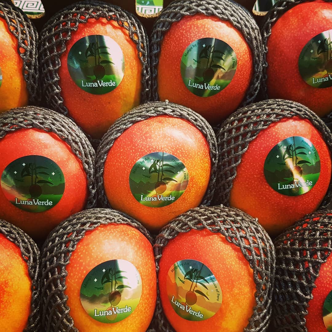 #mango #mangoes #mangos #peru #southamerica #fruit #fruits #frutarian #fruitporn #fruity #food #foodie #foodblogger #freshness #fresh #byair #readytoeat #wholesale #hamburg #germany #sweet #supersweet #red #healthyfood #vitamin #vitamine #foodporn