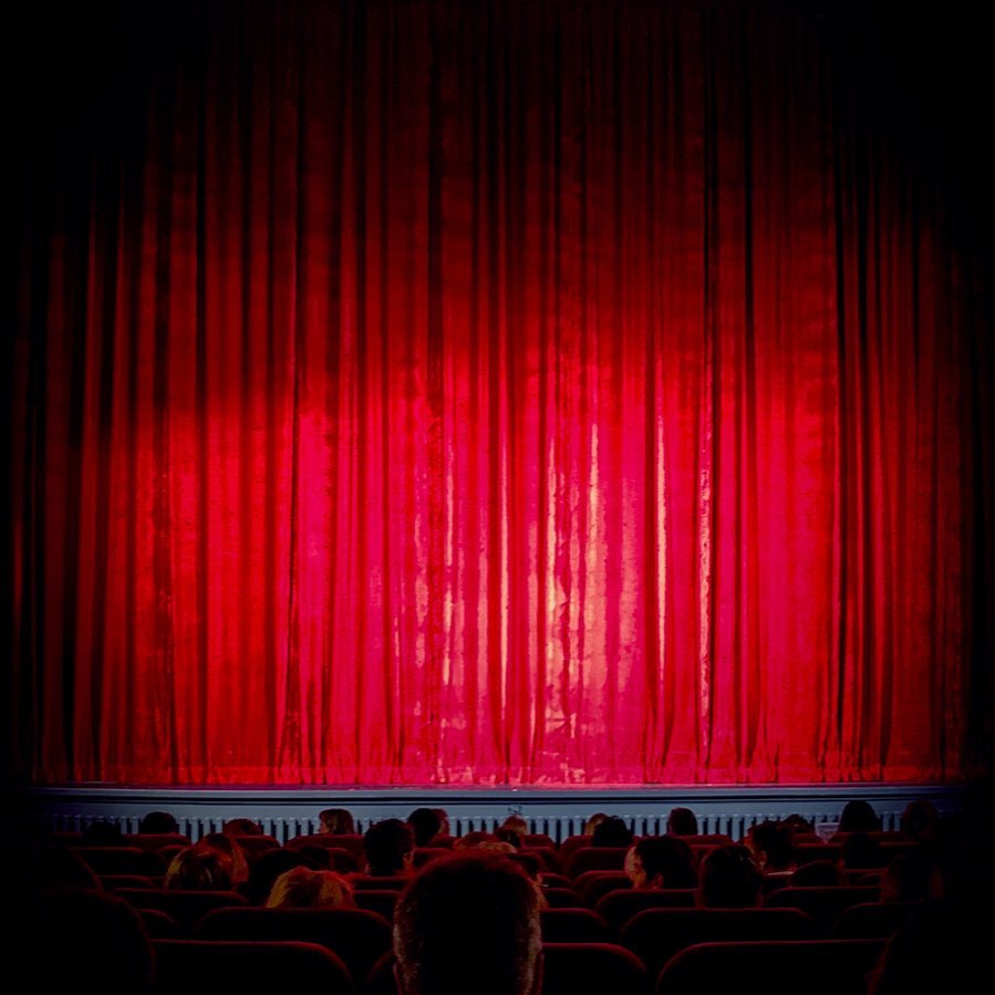 Wer oder was spielt in deinem Leben die Hauptrolle?
Ein paar Gedanken zum Wochenstart.
Frag dich…
wo liegt mein Fokus?
auf mir ? Auf meiner Partnerin ? Folge ich wirklich meinen tiefsten Träumen und Wünschen oder bin ich irgendwo? Entspricht mein jetziges Ich inkl. allem rundum meinen Werten?
Kann ich hinter mir selbst stehen oder verstecke ich mich hinter jemanden/ hinter etwas?
Schau mal welche Antworten du auf deine Fragen bekommst.
Vielleicht spielt schon bald ein anderer Film, eine neue Serie eine neue Staffel oder sogar ein komplett neuer Film in deinem Leben.
Wisse, du hast jeder Zeit die Wahl und das Recht einen anderen Film einzuladen.
#persönlichkeitsentwicklung #mentalhealth #realliefe #selflove #eigenverantwortung #selbstbewusst #selbstbestimmtleben