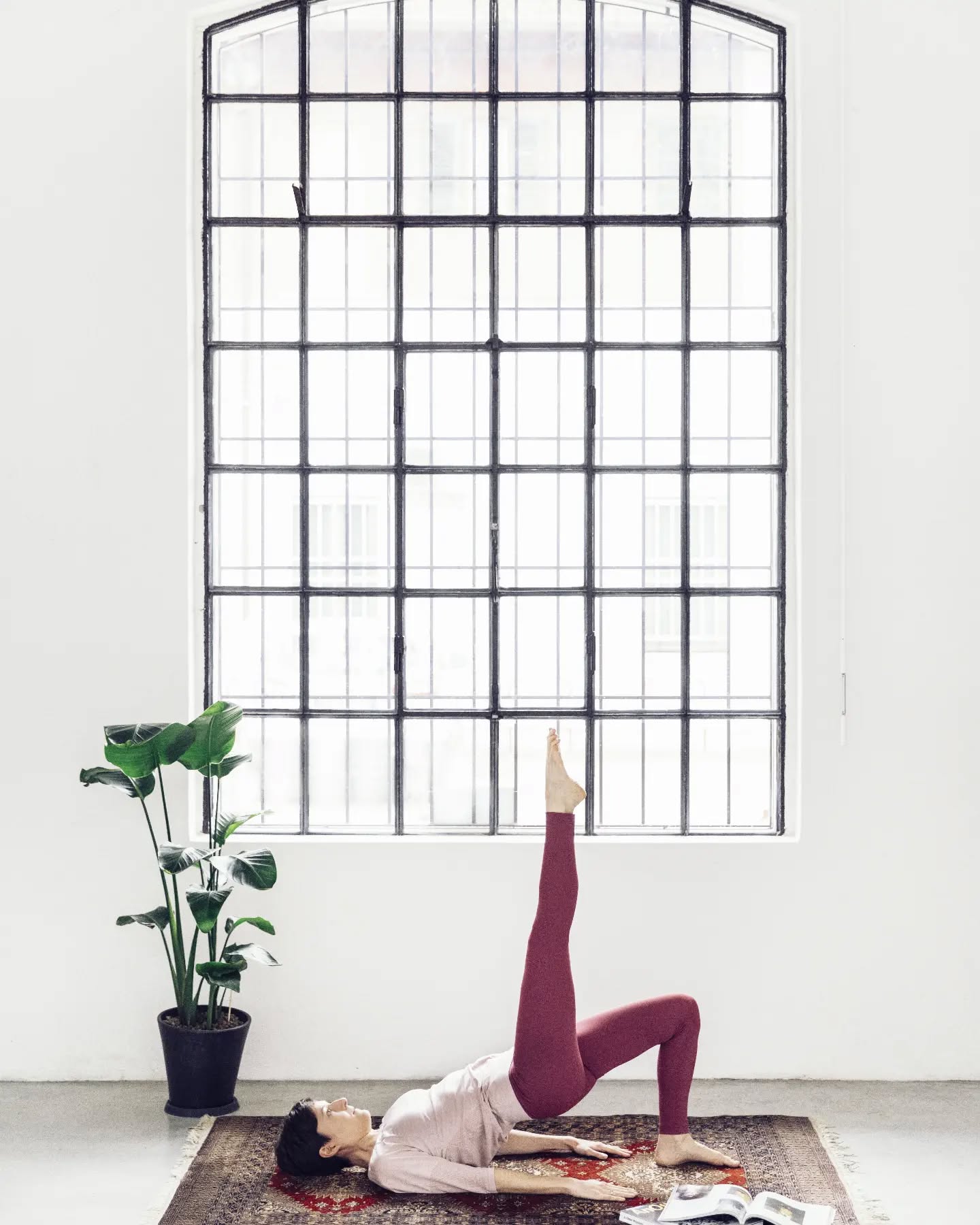 The shoulder bridge is a classic Pilates exercise. It is so important and useful, that you will find it in almost every Pilates class, from beginners to advanced.
The shoulder bridge mainly conditions the core, glutes and hamstrings. Yet, as always in Pilates, you need to coordinate your whole body to get the most out of the exercise: the spine moves bone by bone to elevate the body, the neck and shoulders allow the weight to shift, while your hands and feet anchor you to the floor.
The beauty of this exercise is that there is no end to its variations: arms and legs can move independently from the trunk to create challenging sequences.
This variation targets the supporting leg to strengthen it, the gesture leg for flexibility and the whole body for balance.
What is your favourite variation? Find out by joining one of our classes!
Picture credit: @moonwalk.studio