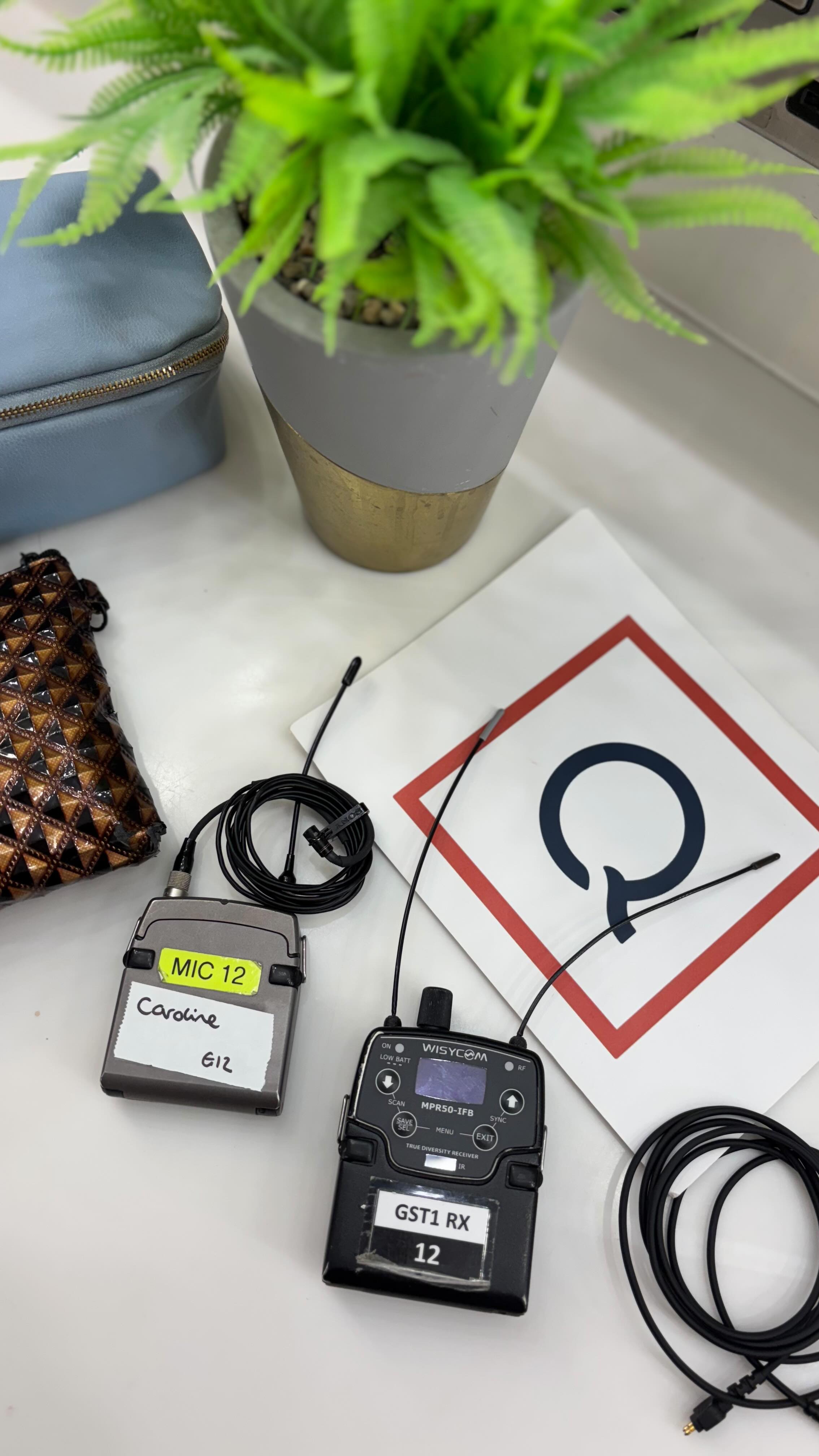 So good to be back @qvcuk today for another ‘New Style Edit with Caroline’ show! Check out the gorgeous bags and neck scarves! ❤️
Always amazing to work with @willgowing and catch up with my gorgeous friend @victoriafitztv who’s back from mat leave 🙌
Thank you to the whole team for making the show happen! @brendakhj @justi.nfowler @zabeenahackett @kelly__chow
#personalstylist #tvpresenter #ss26 #fashionstylist #fashionexpert