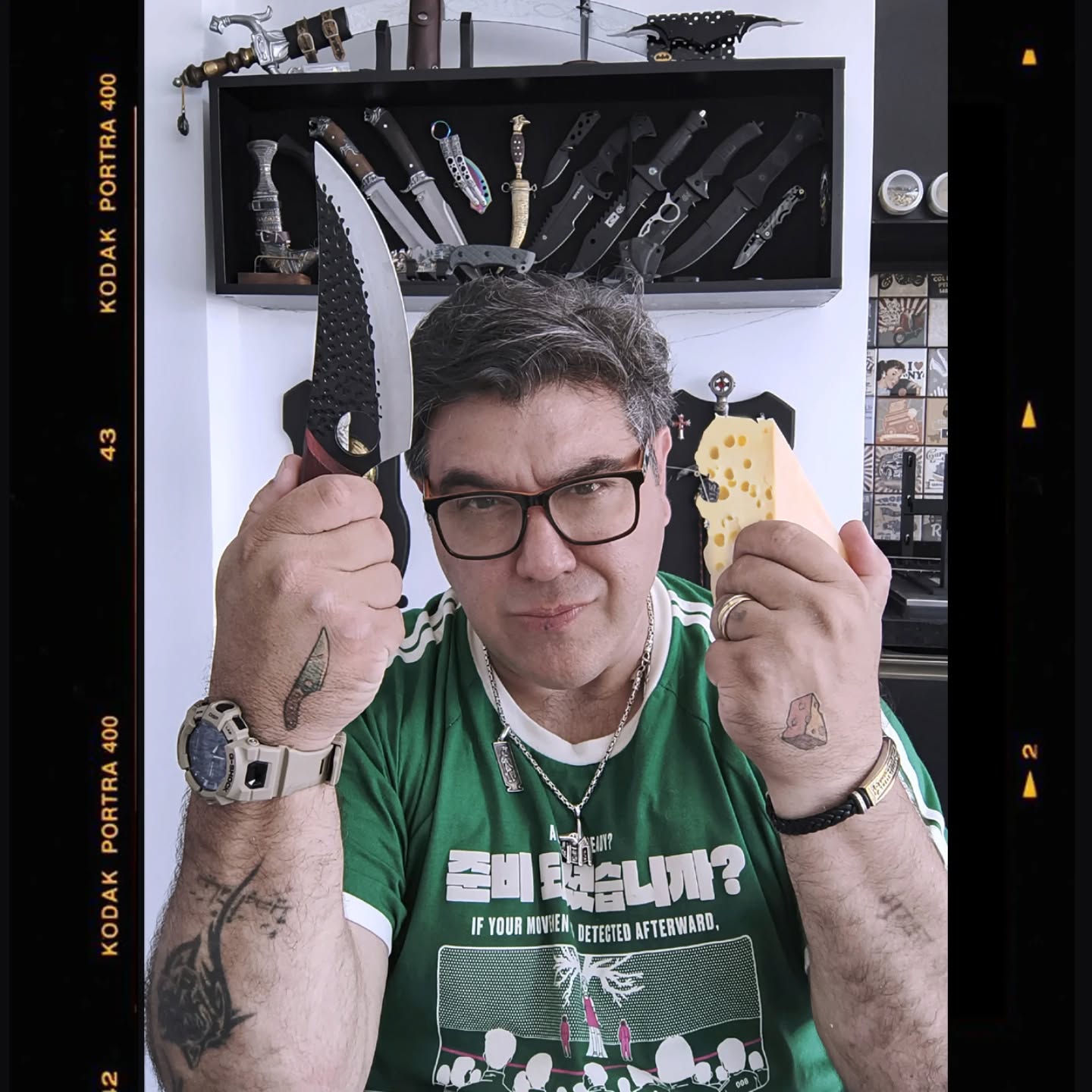 Uma coisa ninguém pode negar, que eu realmente tenho a 🔪 faca e o 🧀queijo na mão para 2025. Tenho isso tatuado para registrar a frase que eu mais ouvi na minha vida. Para quem não conhece o provérbio, significa que uma pessoa tem amplos poderes ou tem os meios necessários para chegar em seus objetivos. A faca é a competência e o queijo são os recursos. Yalla Kadima.