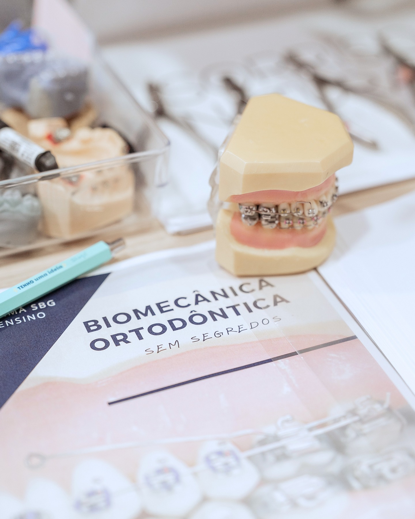 🦷📐 Curso de Biomecânica Ortodôntica Sem Segredos
Foram 5 dias intensivos de aprendizagem, discussão clínica e partilha de conhecimento.
Ao longo do curso, aprofundámos a compreensão dos sistemas de forças e do controlo do movimento dentário, sempre com foco na aplicação prática e na previsibilidade dos tratamentos.
Durante o curso foram abordados temas como:
🔹 Verticalização de molares
🔹 Intrusão do setor anterior
🔹 Correção de problemas de Classe II e Classe III
🔹 Gestão de caninos inclusos
🔹 E muitos outros desafios clínicos do dia a dia...
Hoje encerramos mais uma edição com a certeza de que entender a biomecânica muda a forma de tratar.
Obrigado a todos os participantes por estes dias de foco, troca e crescimento.