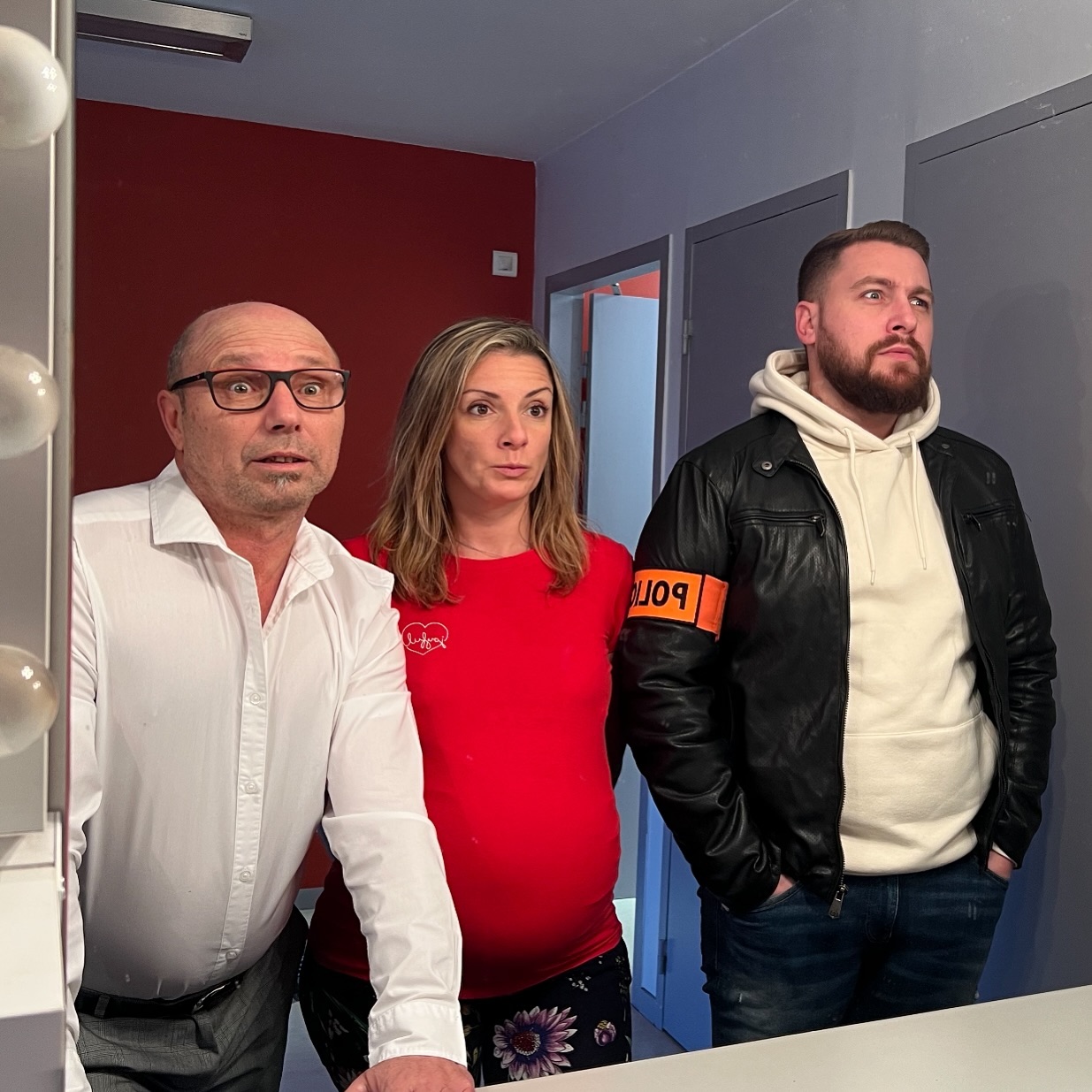 C’EST LA FIN DE Y’A DE L’OTAGE DANS L’AIR 😞
Dernière représentation ce samedi 3 février de la pièce “y’a de l’otage dans l’air” 🎭 et il reste quelques places!!!
📞 Infos et resa : 06 89 36 93 39
Récupérez vos places au salon Thierry 44 cours marin à l’horme
On peut parler de marathon du rire… Ça fait quasiment 2 ans qu’on joue cette pièce à travers le département, et dates après dates, on affiche toujours complet 🙏
Merci à vous de nous suivre et de rire avec nous depuis autant d’années ! 🤪
À samedi pour la dernière de la saison🔥🔥🔥