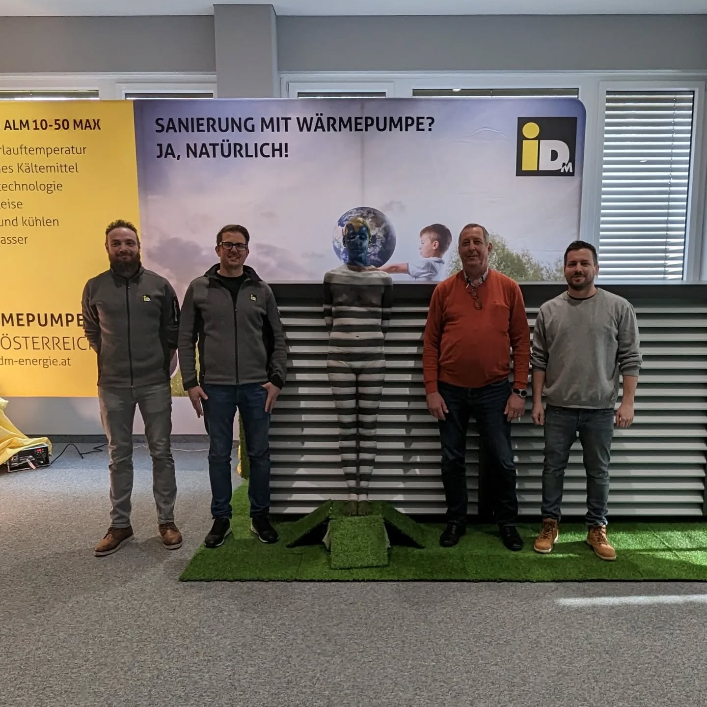 Die Fa. Gittfried zu Besuch bei @idm_waermepumpen in Matrei. #kickoff2023
#wärmepumpe #idmwärmepumpen #alm1050max #erneuerbareenergie #austria #österreich #matrei #bodypainting