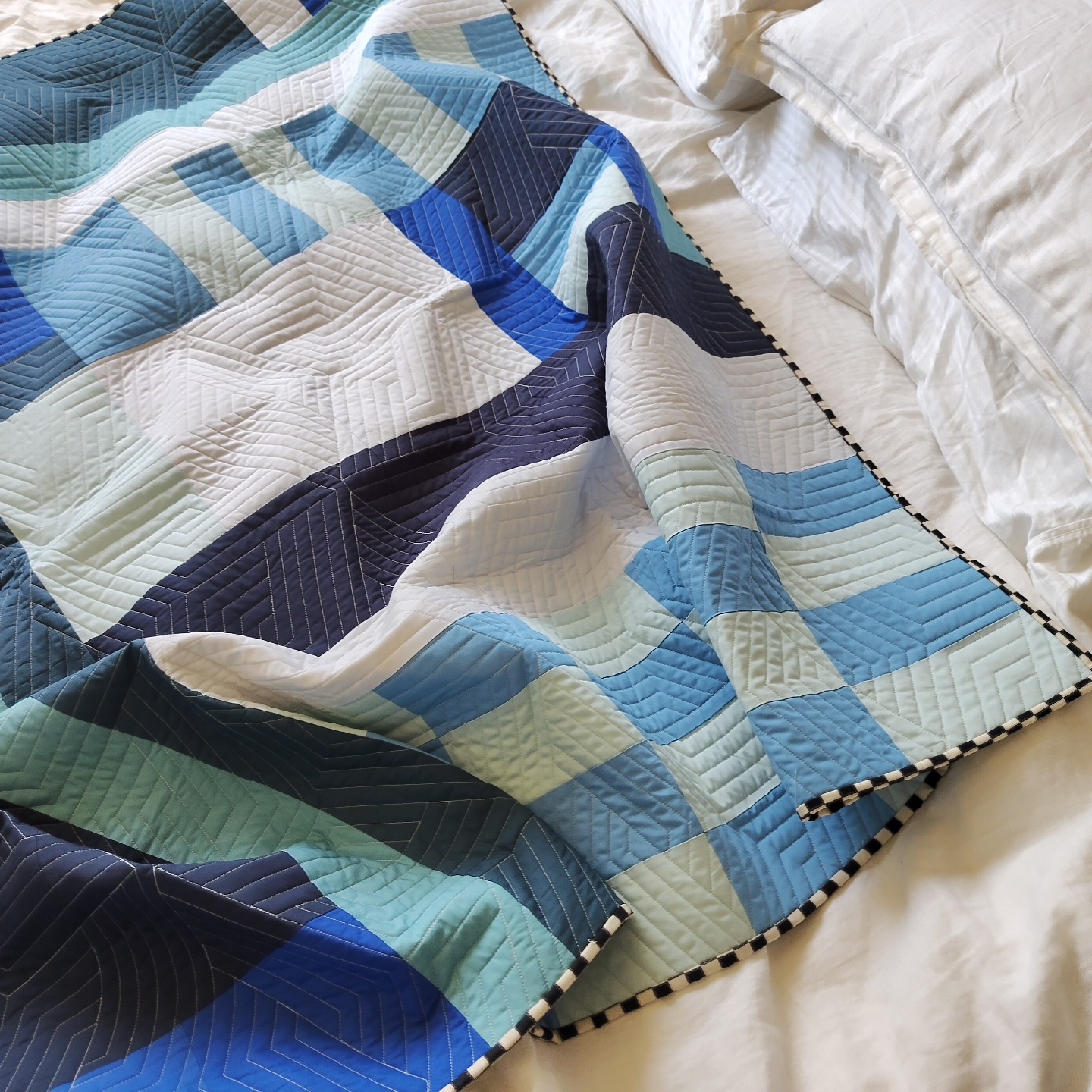 I initially designed this quilt as sort of a "dorm quilt" and felt that including a twin size was super important.
🛏️
I really envisioned this being that special graduation quilt gift that doesn't take long to assemble and is easily at home on a twin bed in the men's or women's dorms🥹
.
I'm dying to see this with one of your cute graduates and ready for it's all-new life!
#CityPlanningQuiltPattern