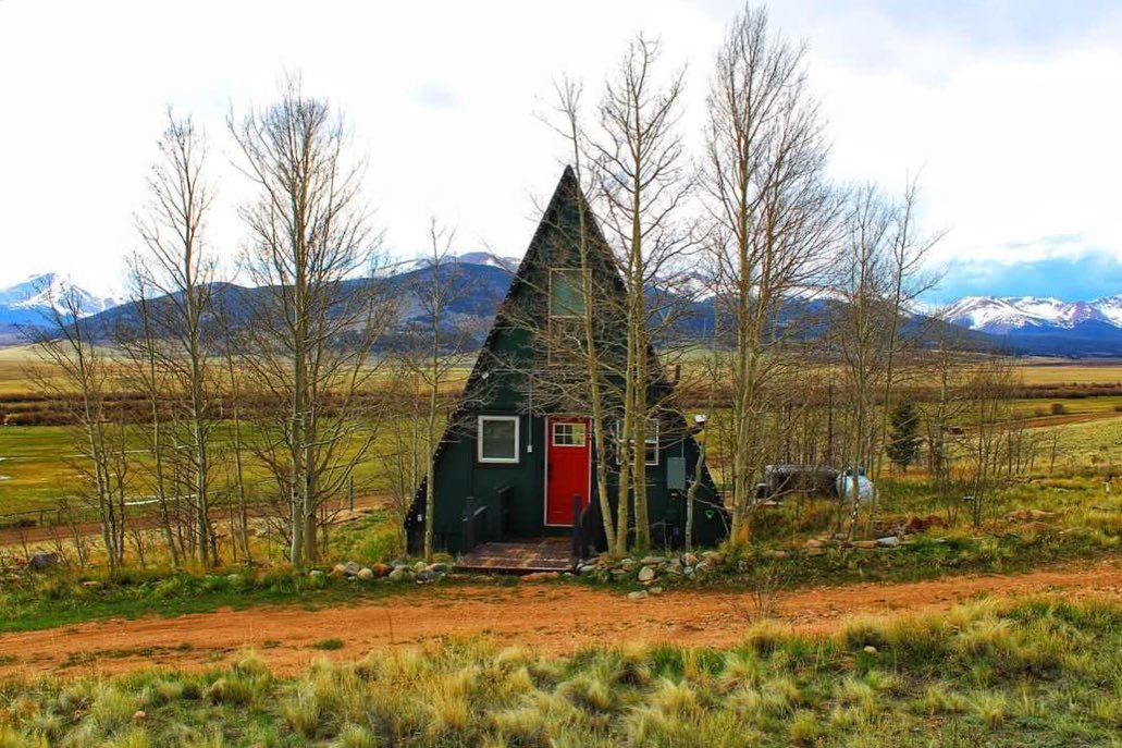 All the rain we’ve had lately has made everything so lush and green. The Aspen trees are budding and spring is in the air. Last week was the start of 36 consecutively booked days at Triangle 1, but if you’re looking to squeeze in a trip, we’ve got some availability at the end of July and into August.
📷 @samantha_bone26
#aframe #aframecabin #aframehouse #trianglecabin #cabinlove #coloradoairbnb #coloradocabin #coloradotrip #coloradohoneymoon #bestairbnb #airbnbcolorado #parkcountycolorado