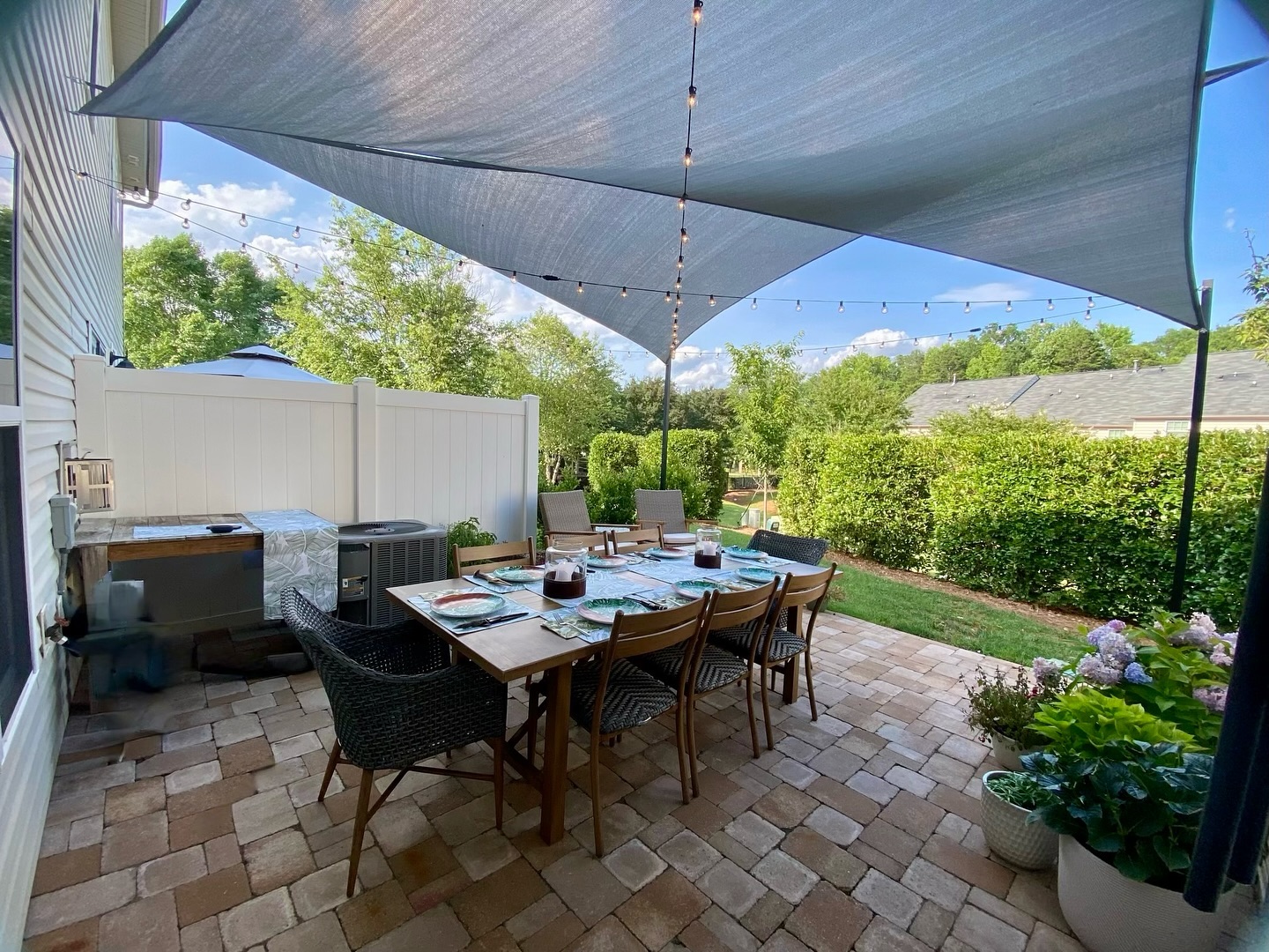 Did you know our sails are great for not only commercial areas but residential areas as well? These two triangle shades make the perfect addition to this home patio☀️