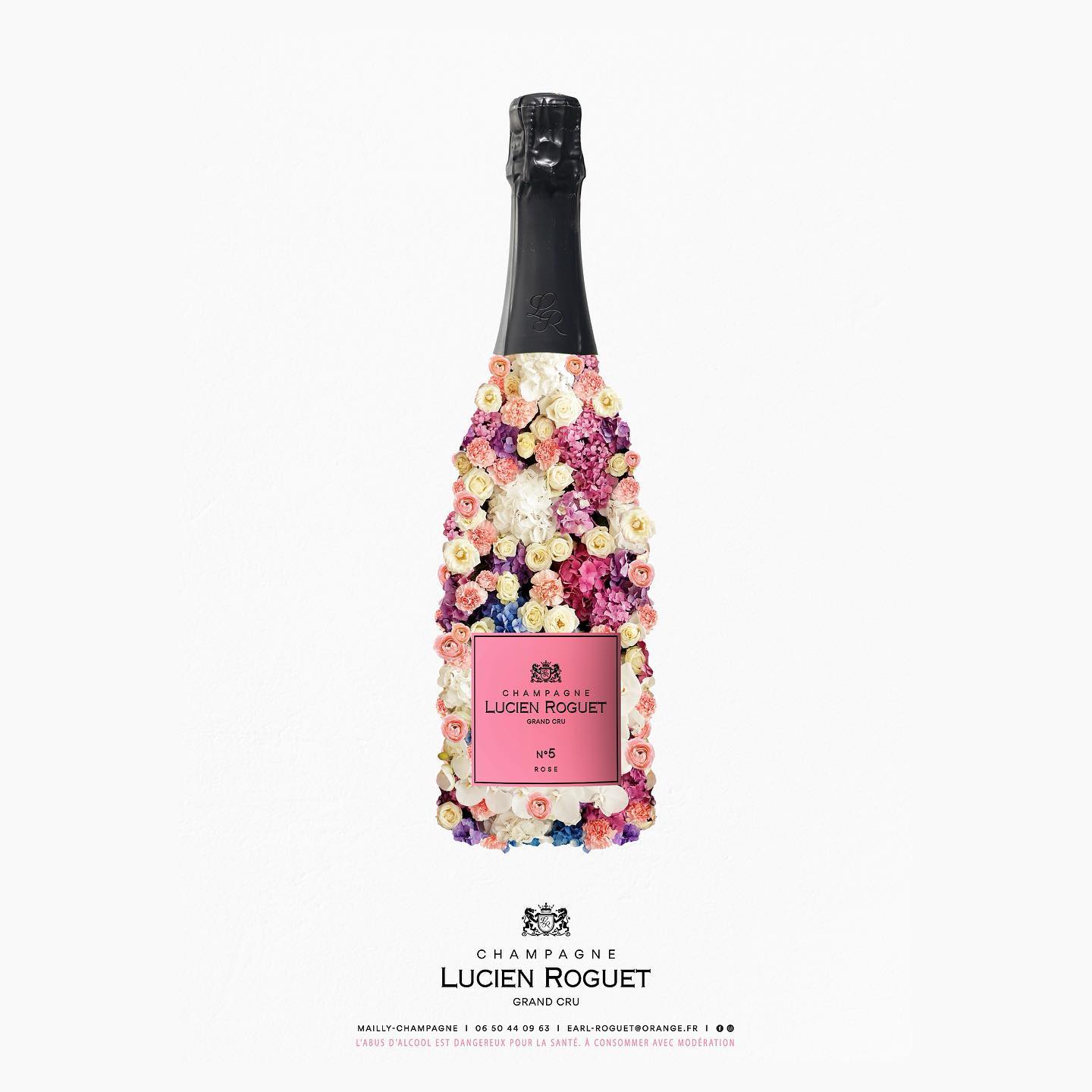 Ce lundi, la Maison Roguet vous présente son 𝗕𝗿𝘂𝘁 𝗥𝗼𝘀𝗲 𝗚𝗿𝗮𝗻𝗱 𝗖𝗿𝘂, la cuvée 𝗡º𝟱 de sa collection 🍾 :
Composé des 3 cépages, il est élaboré avec un assemblage de vin blanc et d’une petite quantité de vin rouge sélectionnée sur plusieurs années.
Champagne incontournable de notre maison, il traduit l’élégance et le raffinement. Ce vin charmeur vous accompagne jusqu’au dessert avec distinction.
Des notes fraîches de fruits rouges mélangées aux arômes légèrement épicés permet une excellente tenue à table.
Tentez de l’associer par exemple avec une viande rouge grillée.
‼️N’oubliez pas que notre maison reste ouverte pour vous recevoir dans le respect des règles sanitaires. Nous avons également mis en place des solutions de livraisons exceptionnelles pour ceux qui ne pourraient se déplacer. N’hésitez pas à nous contacter et prenez soin de vous ! 😘
#champagne #Grandcru #vigneronindependant #Maillychampagne #champagnedevignerons #maisonfamiliale #histoiredefamille #grandcru #graphicdesign #rose #n5 #champagnerosé #compositionphotography