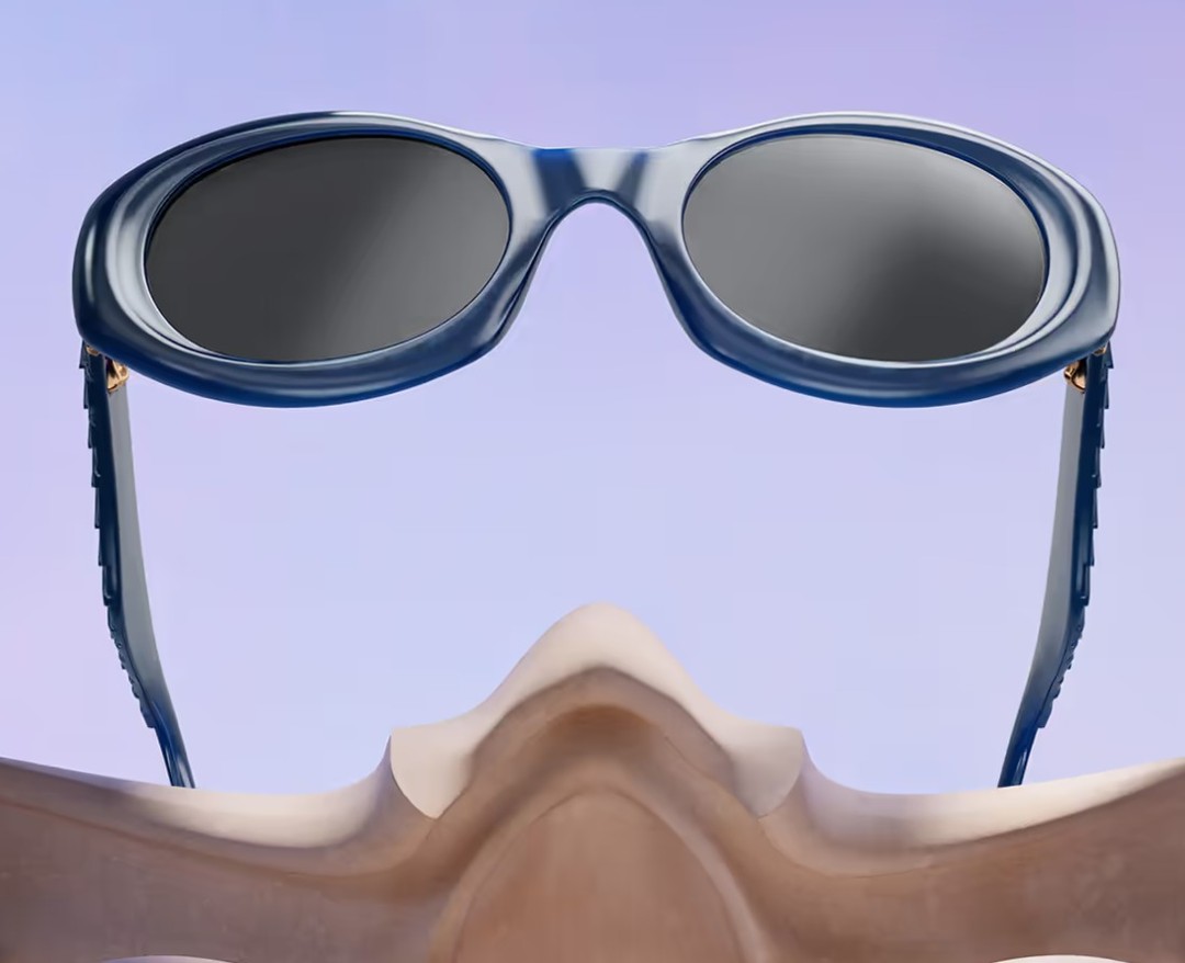 Casa Batlló x Etnia Barcelona.
Colors, shapes, and textures of the emblematic Catalan building, resulting in a work of art. 🕶️✨