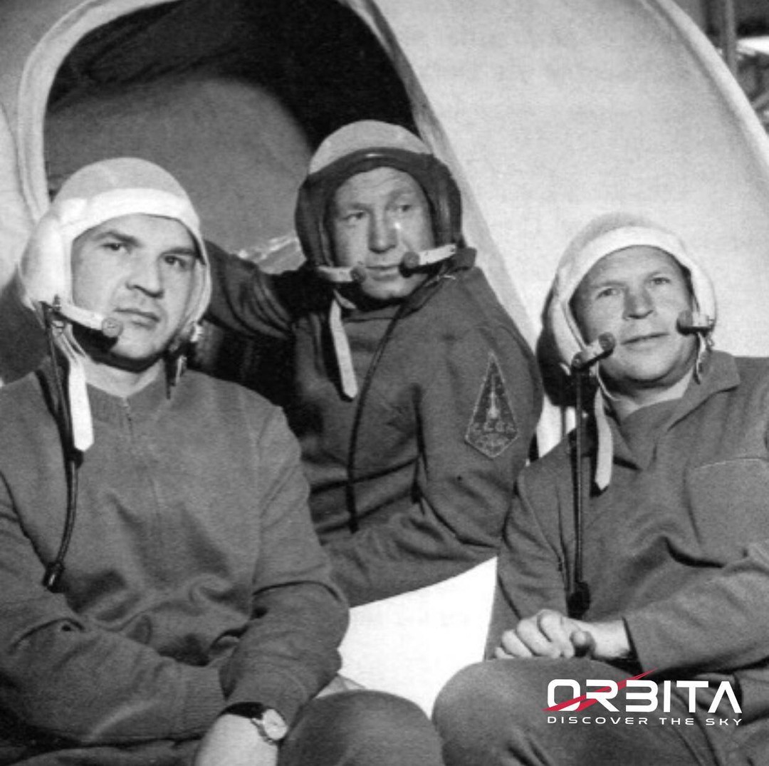 La Saljut-1 e il disastro della Soyuz-11.
Era il 19 Aprile del 1971 quando il primo laboratorio spaziale venne lanciato in #ORBITA: il suo nome era Салют-1 (Saljut-1/Salute-1).
Questo laboratorio faceva parte del programma Saljut, il quale era teso allo sviluppo di alcune stazioni spaziali per consentire lunghe permanenze nello spazio.
Il lancio inizialmente era previsto per il 12 aprile 1971 ma diversi problemi tecnici costrinsero a rimandarlo fino al al 19 aprile, giorno in cui i sovietici riuscirono ad immettere la stazione correttamente in orbita attorno alla Terra. Siccome la Saljut partì in assenza di equipaggio, i sovietici furono pronti con un altro lancio il 23 aprile 1971. Furono tre i cosmonauti che partirono verso la stazione spaziale a bordo della Soyuz-10 (un veicolo spaziale progettato dall'Unione Sovietica) senza però riuscire ad attraccare con successo.
Il 7 giugno dello stesso anno, col secondo tentativo, la soyuz-11 riuscì ad agganciarsi in modo corretto dopo “solo” tre ore di manovra e i tre cosmonauti (Georgy Dobrovolsky, Viktor Patsayev, Vladislav Volkov) iniziarono ad abitare la prima stazione spaziale della storia dell’uomo.
Dopo circa 362 orbite intorno alla Terra, i tre cosmonauti furono costretti a rientrare a causa di diversi problemi tecnici. La Soyuz atterrò quindi nelle steppe del Kazakistan il 20 Giugno 1971. Quando però gli addetti sovietici giunsero sul posto e aprirono la navicella trovarono i tre cosmonauti morti di asfissia a causa di una completa depressurizzazione della capsula.
#ORBITA, discover the sky.
Image credit: @roscosmosofficial ·
·
·
·
·
·
·
·
·
·
#space #astronomy #astrophotography #roscosmos #esa #nasa #sovietunion #sky #astro #russia