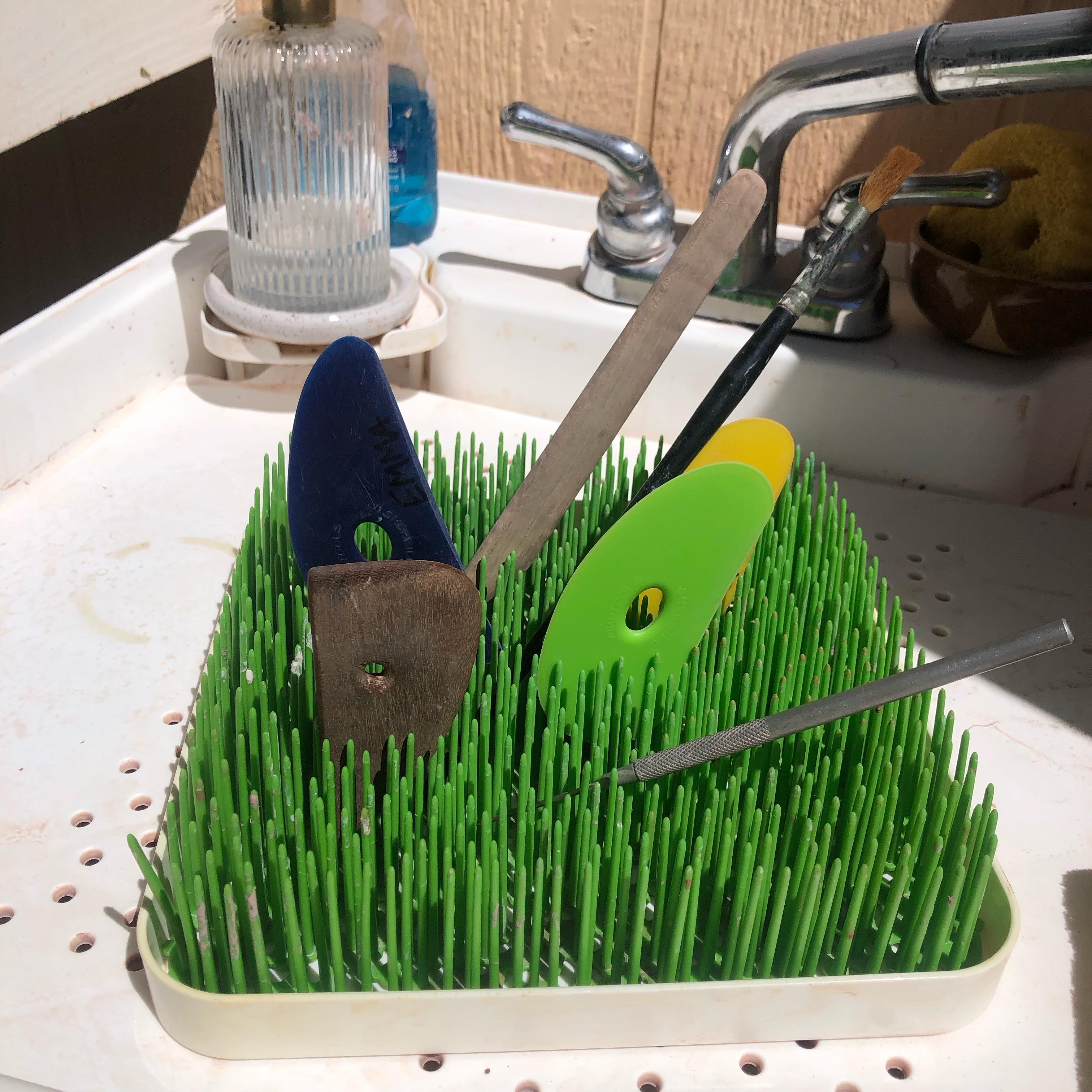 Thrifted this grass drying rack and it’s perfect for holding clay tools! Not my idea, I saw it on another potters page and it really is genius 👌🏼
#pottery #clay #ceramics #artist