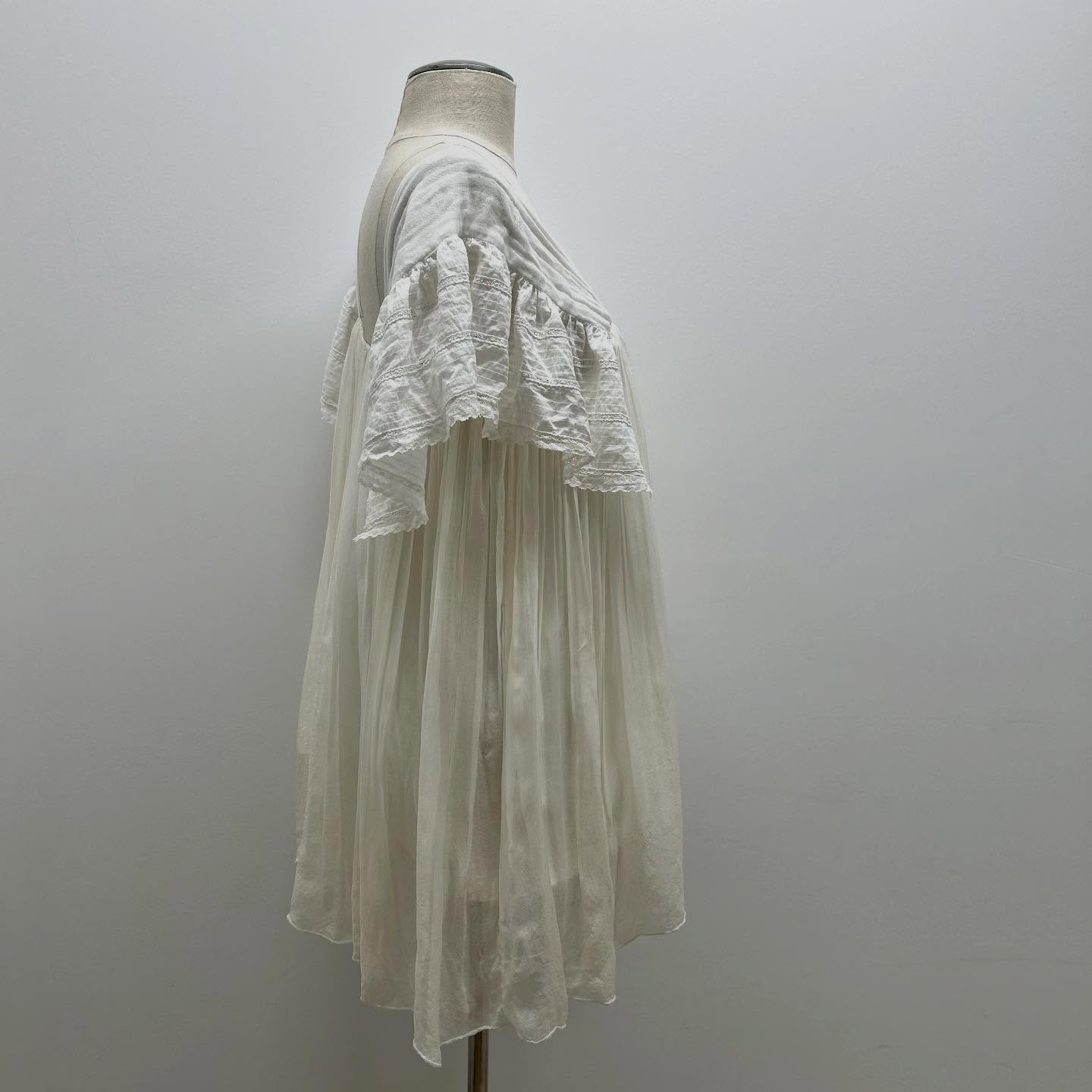 Vintage lace adds that certain “je ne sais pas” to a very loose fit over the head top.