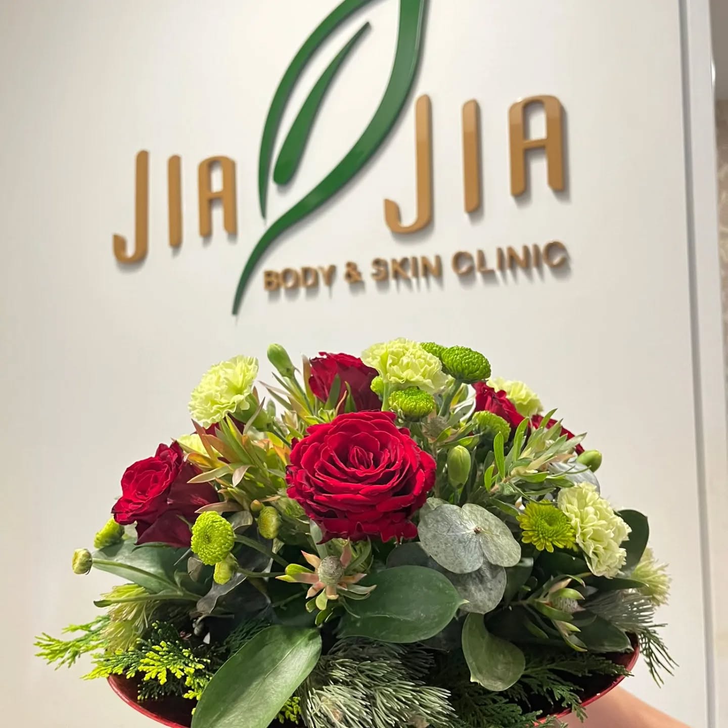 🌟🎄Merry Christmas to Everyone!! 🎄🌟
And a special thank you to @myflowerbench for this fabulous flower arrangement! 🌹
These years its been a bit up and down since COVID hit but now it's finally back to normal where everyone can party, have fun and return to their routine . We hope that everyone can spend time with their loved ones, stay healthy and live life to the fullest.
If you need any waxing, facial, skin rejuvenation, massage or acupuncture then just let us know. We are always happy to help and be of service.
Thank you to everyone for the support throughout these years and we hope to see you soon! ☺️
Merry Christmas and a Happy New Year!