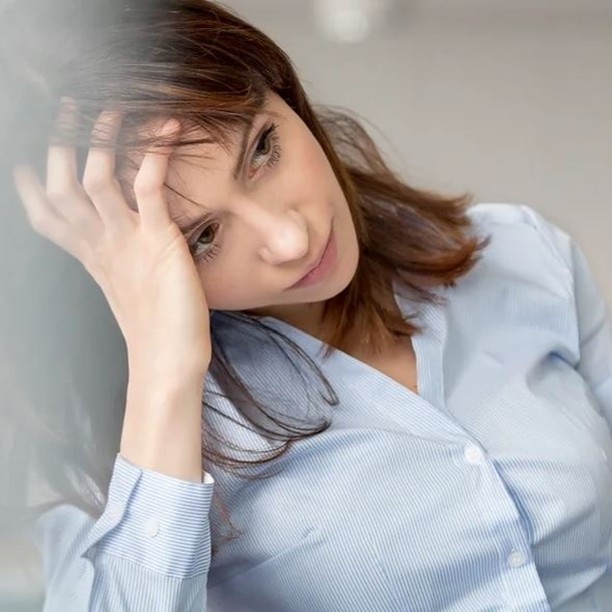 Stress ist in unserer Gesellschaft ein fest verankerter Begriff und oft ein Normalzustand. Besonders in großen Unternehmen wird viel von den Mitarbeitern abverlangt.
Für das seelische und geistige Wohlbefinden und auch für die Leistungsfähigkeit ist die Entwicklung von Fähigkeiten, mit Stress umzugehen, von großer Bedeutung.
Die Nachfrage nach Stressbewältigungsseminare in Unternehmen und andere Einrichtungen steigt daher stetig.
Die Teilnehmenden erwerben die Qualifikation zur Anleitung von Personen in Stressbewältigungsverfahren. Als Seminarleiter/in Stressbewältigung etablieren Sie erlebnisreiche Seminare in Kindertagesstätten (Kita, Kiga, Hort,…), Schulen und Bildungseinrichtungen sowie Firmen und Unternehmen.
Inhalt:
Theoretische Grundlagen zum Thema Stress
Stressbewältigung aus unterschiedlichen psychologischen Strömungen, Therapierichtungen und Menschenbildern
Stressimpfungstraining (SIT) nach Meichenbaum
Coping – Die vier Modi der Stressbewältigung
Identifikation individueller Stressoren
Irrationale Überzeugungen, innere Antreiber (Ellis, Beck) als Risikofaktoren
Erlernte Hilflosigkeit (Seligman)
Kognitive Strategien, kognitive Umstrukturierung (Glaubenssätze, Einstellungen)
Module
Stressmanagement⎪Trainer
Kurs & Seminarleiter
Dauer, Umfang & Zeiten
6Tage, 60 UE, je Freitag - Sonntag 9:00 - 18:00 Uhr
Investition € 1.090,00
Teilnehmerzahl 6-12
Anwendungsmöglichkeiten und Erfahrungen aus der Praxis
Exkurs: verschiedene Therapieformen bei Stressproblematik
Bildung Formelhafter Vorsätze
Stress- und Angstbewältigung in der Praxis
Stressprävention
Erstellen eines zielgruppenorientierten Stressbewältigungsplans
Durchführung und Gestaltung von Trainingseinheiten
#stress #bildungfürnachhaltigeentwicklung
#seminarleiter
#listermeilehannover
#listermeilehannover
#mentalegesundheit