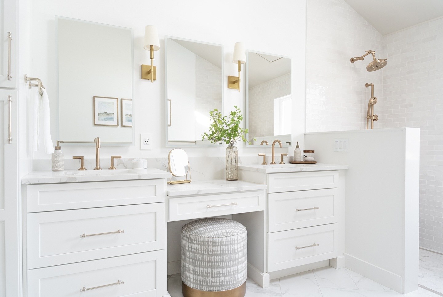 Staycation vibes! 🧖♀️🌱No need to go anywhere this weekend… or ever.
.
📷: @mark_medeiros
.
.
#dreambathroom
#makelifebeautiful
#stayhome
#beautifucation
#bathroomdesign
#whiteandbright
#threesparrowsdesign
#bathroomreno
#bathroomsofinsta