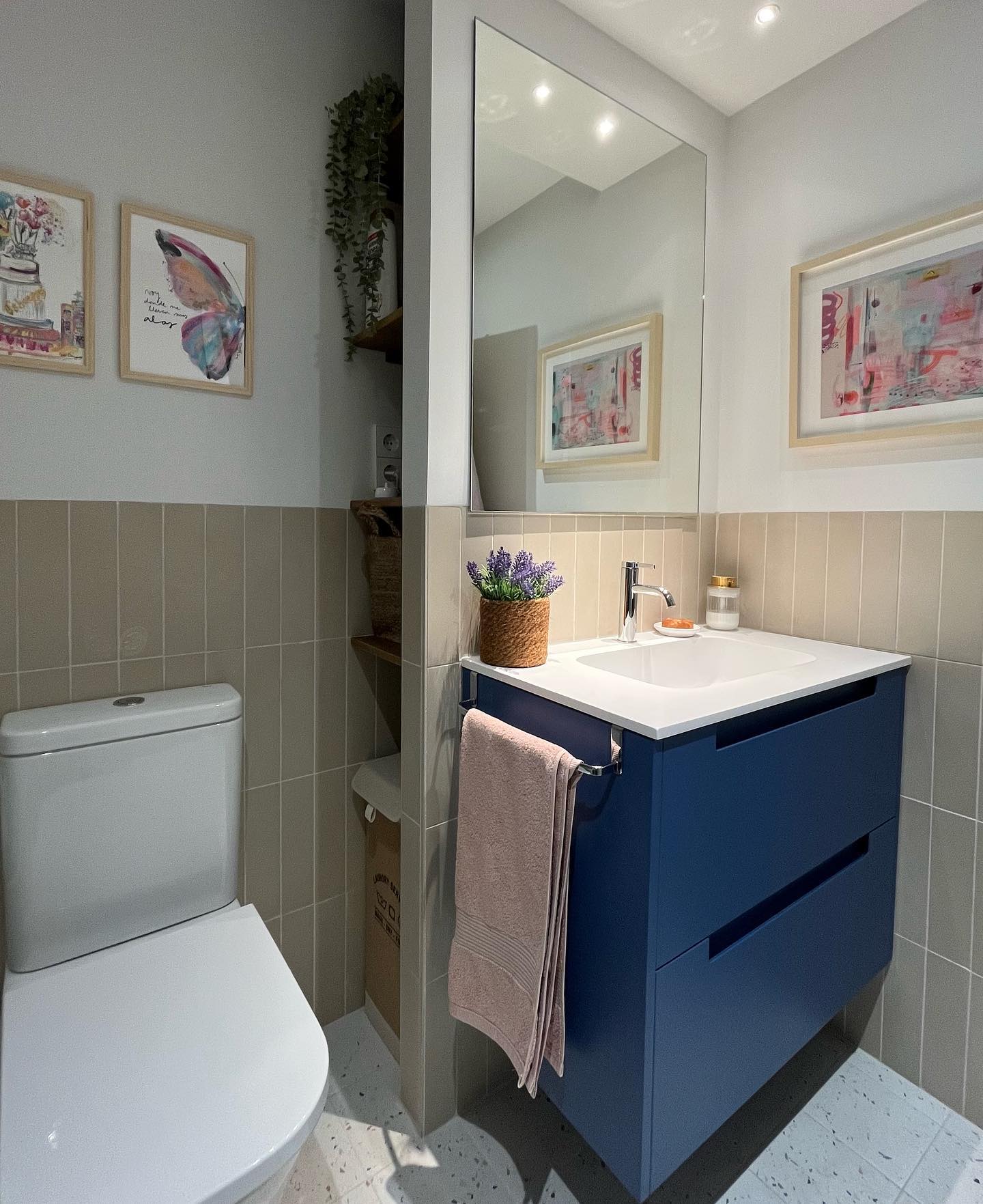 Otro baño! Ahora con toques de color y almacenaje oculto (y enchufes también)
En este caso se mantuvo la distribución renovando todos los elementos e incluyendo #decoración con unas láminas, como en el caso anterior.
#livinglavidadeco
#interiorismo #decoracion #baños #decoradoresmadrid