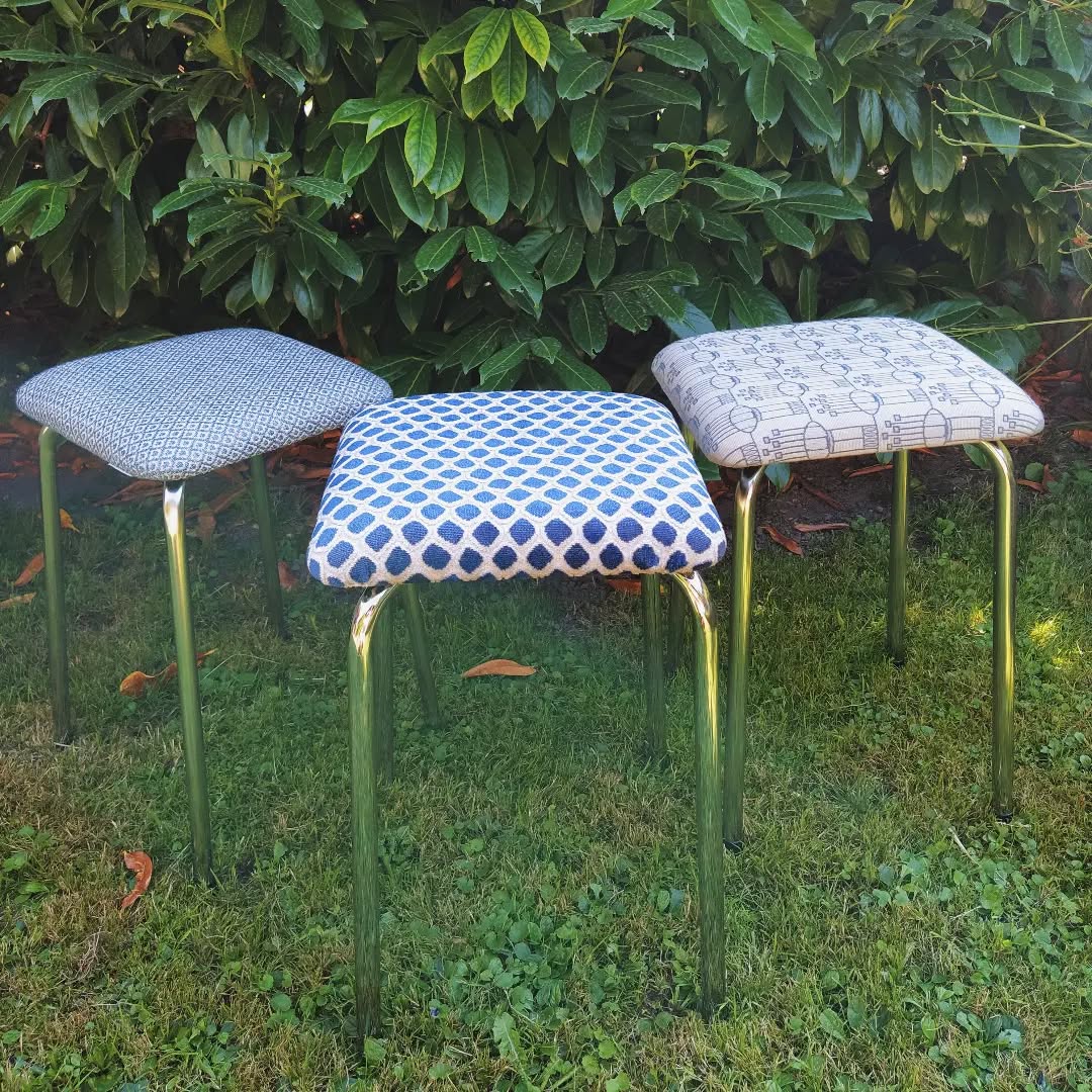 Da isch zum Bispil zersch ds Babettli
Druf klätteret uf ds Taburettli
U Hansjakobli wo schusch zaaget
Isch tifig tifig drunder gschnaaget
#taburettliliebi