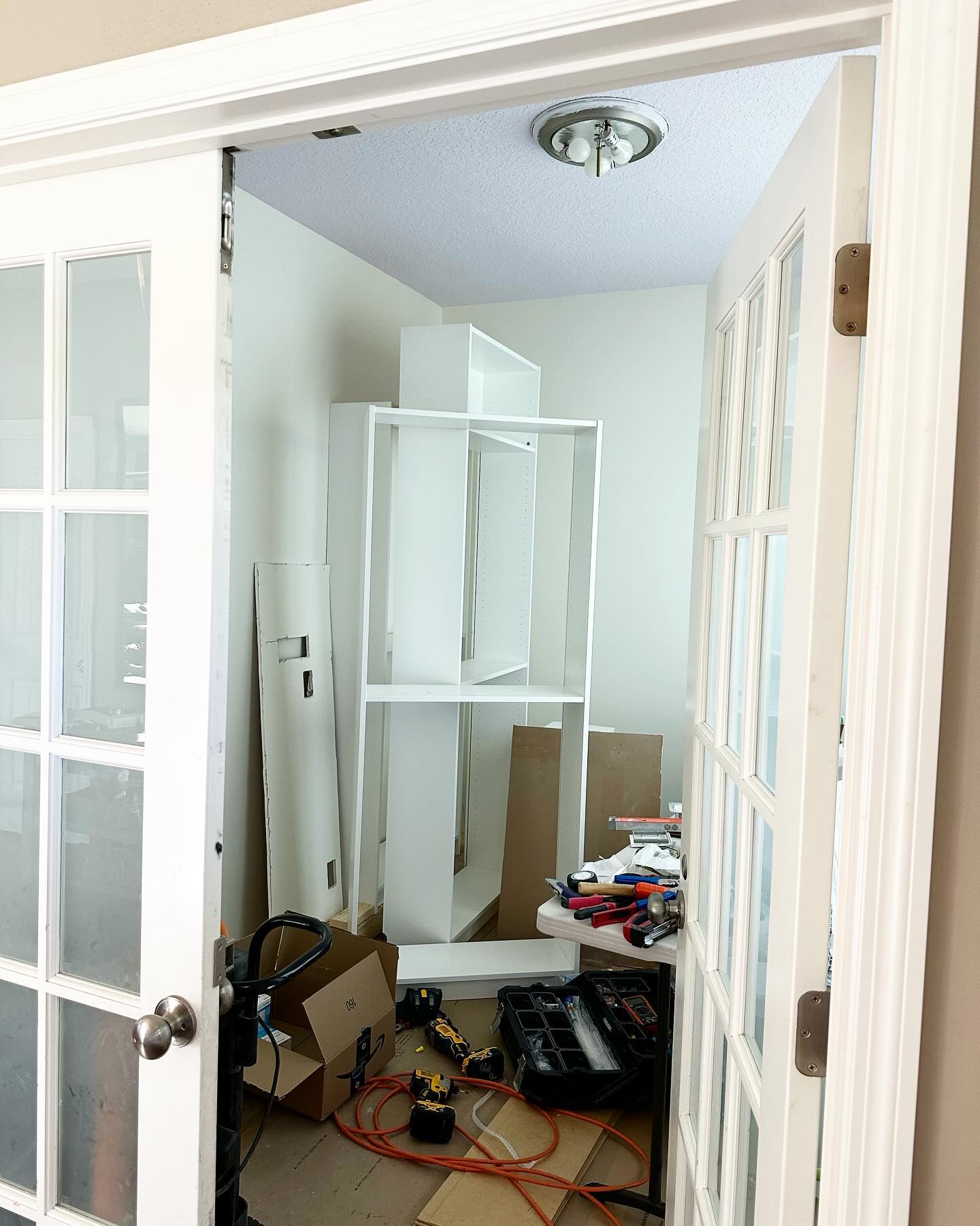 BloomSparque office space is under construction! It’s a mess but I just keep focusing on that purple ceiling and it’s keeping me going.
#bonniechristine #surfacedesign #surfacepatterndesign #graphicdesign #patterndesigner