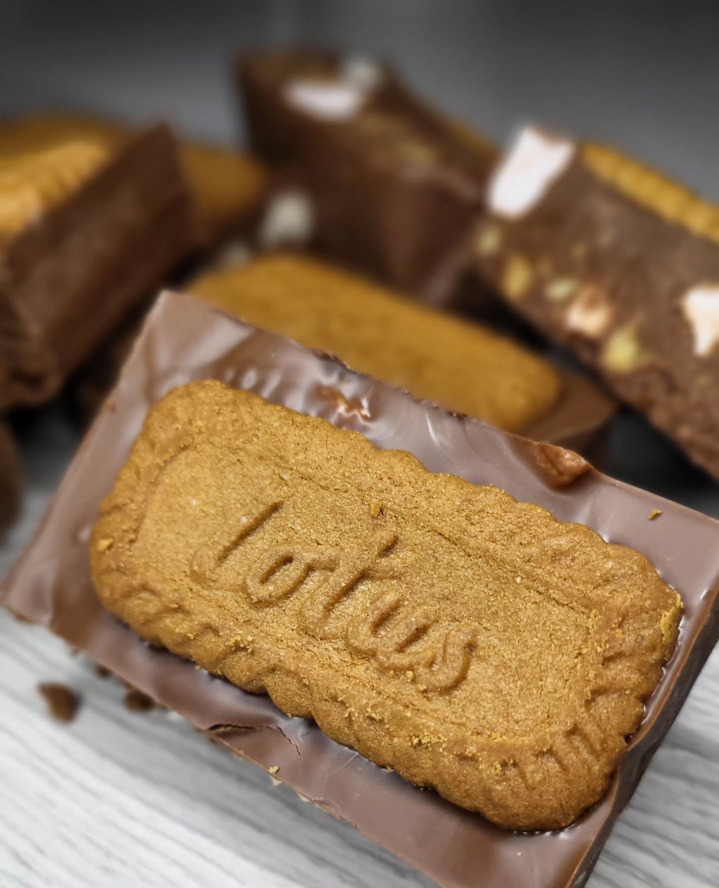 🍫✨ Rocky Road / Tiffin✨🍫
Chocolatey, crunchy, and dangerously moreish 🤎
Two of my favourites put together.
A layer of smooth chocolate, crunchy biscuit, and chunky marshmallows.
This one’s a classic simple, nostalgic, and irresistible.
Top with your choice of biscuit!
#rockyroad #lotusbiscoff #chocolatetiffin #londonfoodie #chocolatedessert