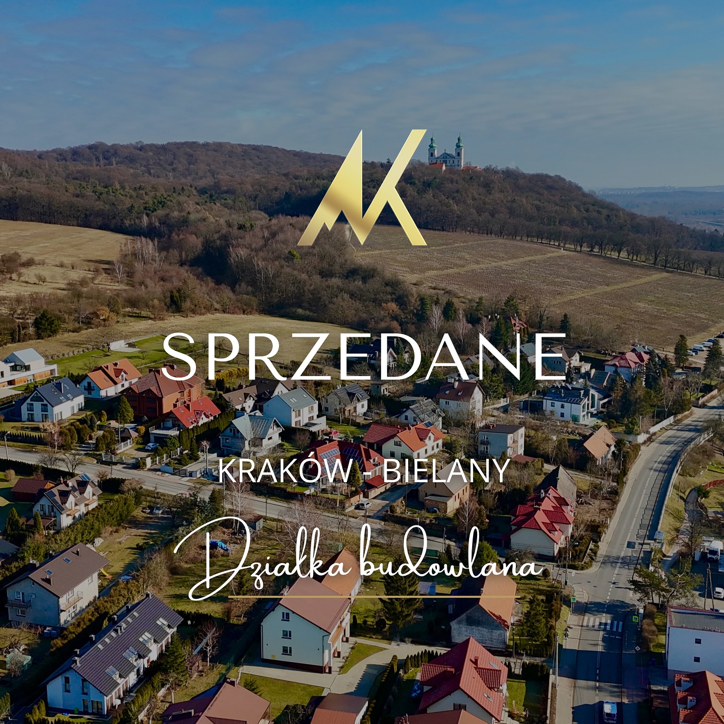 Dziś udało nam się dopiąć sprzedaż działki na Bielanach w Krakowie 🤍 i to jedna z tych historii, które zostają w pamięci na długo.
Wszystko zaczęło się od kontaktu z wspaniałą, ciepłą i bardzo serdeczną kobietą, która odezwała się do mnie po obejrzeniu kilku naszych ofert 🏡. Od pierwszej rozmowy było czuć spokój, zaufanie i uważność. Doceniła przejrzystość ogłoszeń, jasną komunikację oraz to, że cały proces można przejść bez presji i zbędnych formalności, w swoim tempie, z pełną transparentnością 📍.
Z czasem ta relacja przerodziła się w zaufanie na tyle duże, że wraz z mamą, dwiema niezwykle ciepłymi i przesympatycznymi paniami, powierzyły mi sprzedaż części rodzinnej działki. Jej sprzedaż miała bardzo piękny cel, pomóc w realizacji marzenia o nowym domu 💛.
Po drugiej stronie pojawiła się młoda para, przesympatyczna, bardzo rzeczowa i świetnie przygotowana. Ich wiedza, spokój i dojrzałe podejście do zakupu naprawdę zrobiły na mnie ogromne wrażenie. Czuć było doświadczenie i zaplecze związane z branżą architektoniczną, co sprawiło, że rozmowy i ustalenia przebiegały niezwykle sprawnie.
To była transakcja wymagająca, z wieloma zmianami i szczegółami do dopięcia, dlatego ogromne podziękowania kieruję również do notariusza Bartosza Piątkowskiego 🙏 za cierpliwość, zaangażowanie, ciepłe przyjęcie i merytoryczne wsparcie na każdym etapie. To właśnie dzięki temu klienci z Krakowa zdecydowali się przyjechać i przeprowadzić całą transakcję tutaj, czując się naprawdę zaopiekowani, nie tylko przeze mnie, ale również po stronie kancelarii.
Dziękuję obu stronom za zaufanie 🙏 i ogromnie się cieszę, że mimo odległości wszystko udało się domknąć w tak dobrej atmosferze. Takie historie dają ogromną satysfakcję 🤍
_____________
📍Mszana Dolna, ul. Starowiejska 4C
☎️ tel. 798 370 312
📩 anna@apexkoncept.pl
📲 apexkoncept.pl
#nieruchomości
#sprzedażnieruchomości
#zaufanie
#BielanyKraków
#Kraków
#dobrawspółpraca
#wdzięczność
#nieruchomoscikrakow