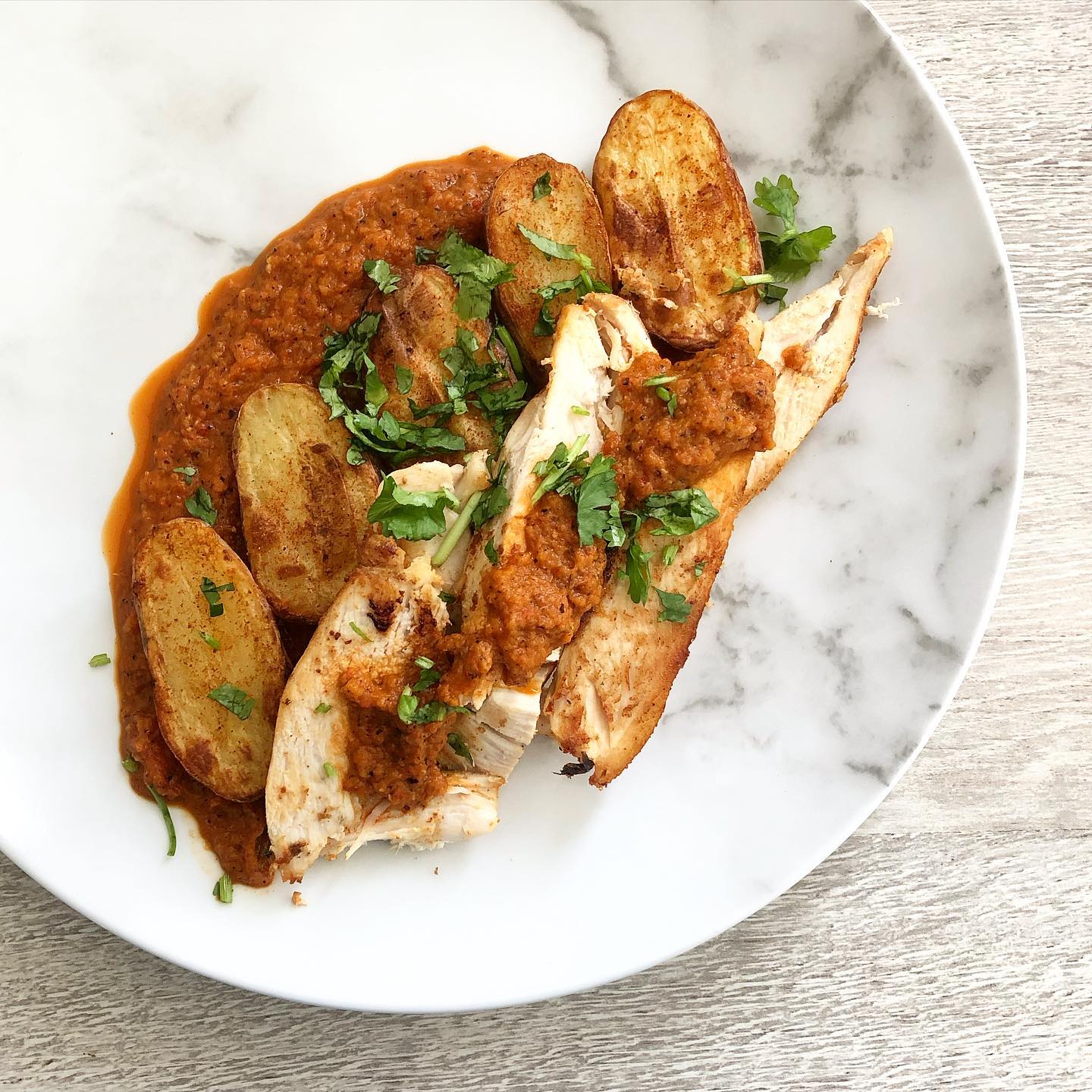 Baked chicken and potatoes with a chopped tomato, red pepper, onion, garlic and chilli sauce blitzed using the iconic @nutribulletuk ✅