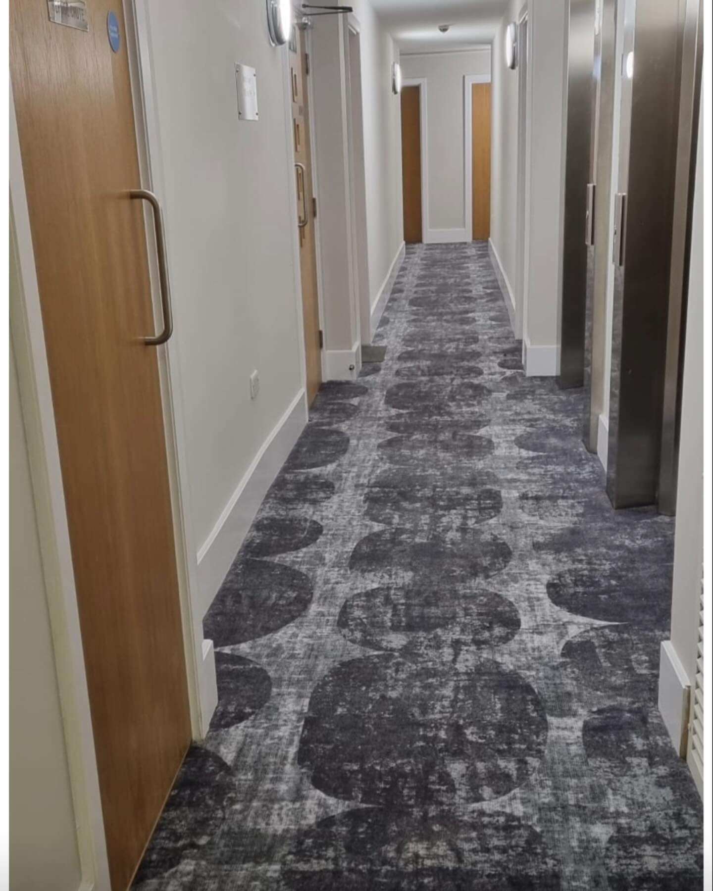 Tarket Ex Nature carpet laid to communal areas in Prestigious Battersea Reach development.
The pattern has been centralised to centre of the corridor for maximum effect
