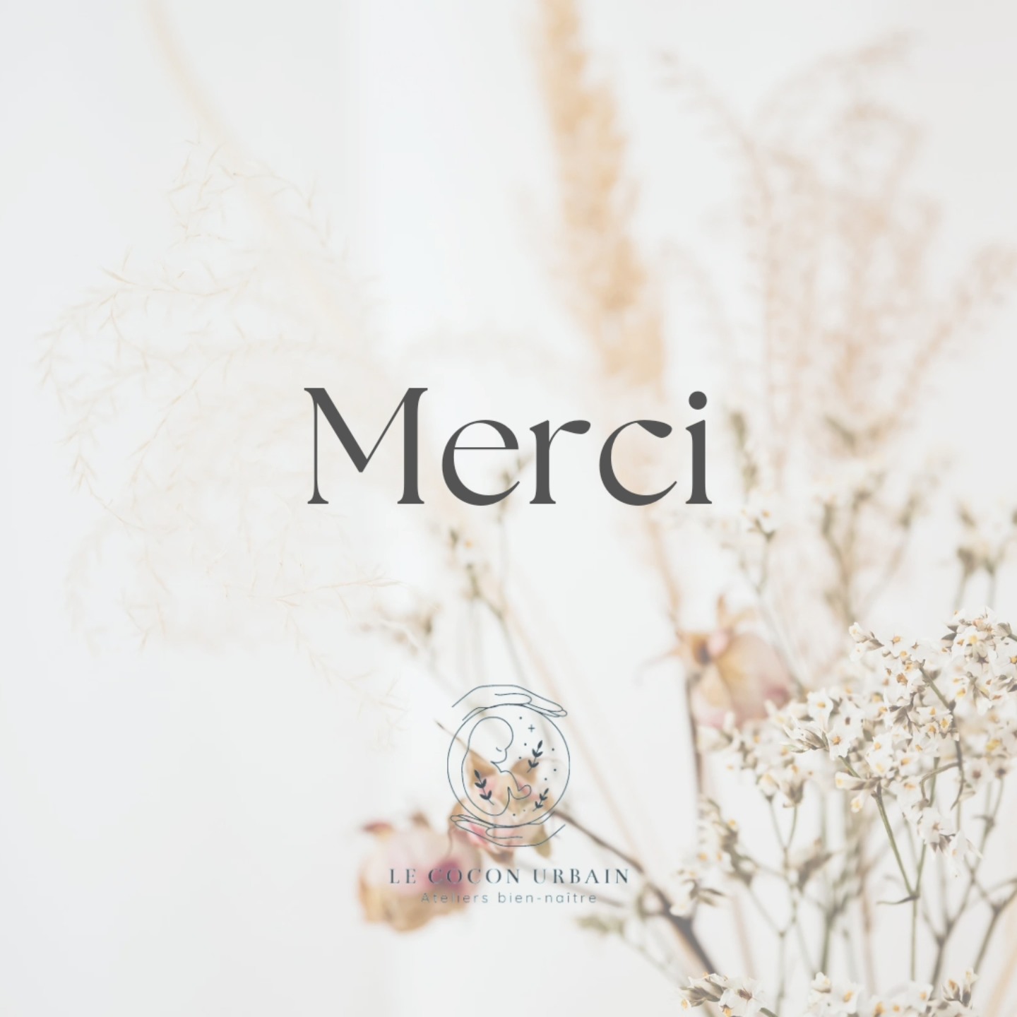 💖💖💖
Alors que 2024 touche à sa fin, mon cœur est rempli de gratitude en repensant à cette année incroyable au Cocon Urbain. À toutes les mamans, les bébés et les parents qui m’ont fait confiance : merci du fond du cœur. Vous m’avez permis de partager des instants précieux avec vous, et j’en suis honorée.
Cette année a été marquée par un tournant majeur avec l’arrivée du massage prénatal, qui a pris un envol au-delà de mes espérances. Votre accueil chaleureux et votre enthousiasme m’ont profondément touchée. Je me sens chanceuse d’avoir pu contribuer, ne serait-ce qu’un peu, à votre bien-être. Être une respiration dans vos journées, un soutien dans vos moments de doute, un espace hors du temps dans cette aventure qu’est la parentalité, c’est un privilège immense.
Depuis sa création, le Cocon Urbain a toujours voulu être un refuge, un espace bienveillant où chacun peut venir tel qu’il est, sans crainte d’être jugé dans ses choix. Cette philosophie continue de guider chaque rencontre, chaque soin, chaque moment partagé. Vous m’avez prouvé que cet espace a une raison d’être, et pour cela, je vous en suis infiniment reconnaissante.
Alors que 2025 s’annonce, je sais qu’elle sera riche en rencontres, en projets et en moments précieux. Je suis impatiente de continuer cette belle aventure à vos côtés. Merci de me permettre d’exister à travers cette vocation qui me passionne tant. Merci pour votre confiance, votre authenticité et votre présence.
On se retrouve très bientôt pour écrire ensemble la suite de cette belle histoire. Avec tout mon amour et ma tendresse,
Anne France