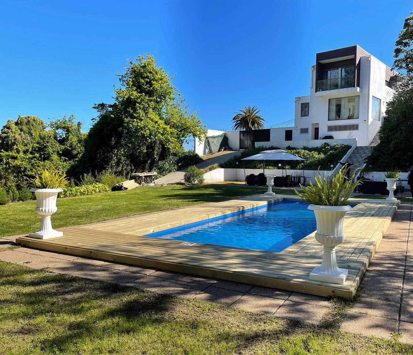 ¡Presentamos con orgullo una de nuestras primeras obras, Casa Las Encinas en Playa Maule! Con más de 230 m2 y amplios jardines, esta casa es un verdadero paraíso. 🏡🌳
