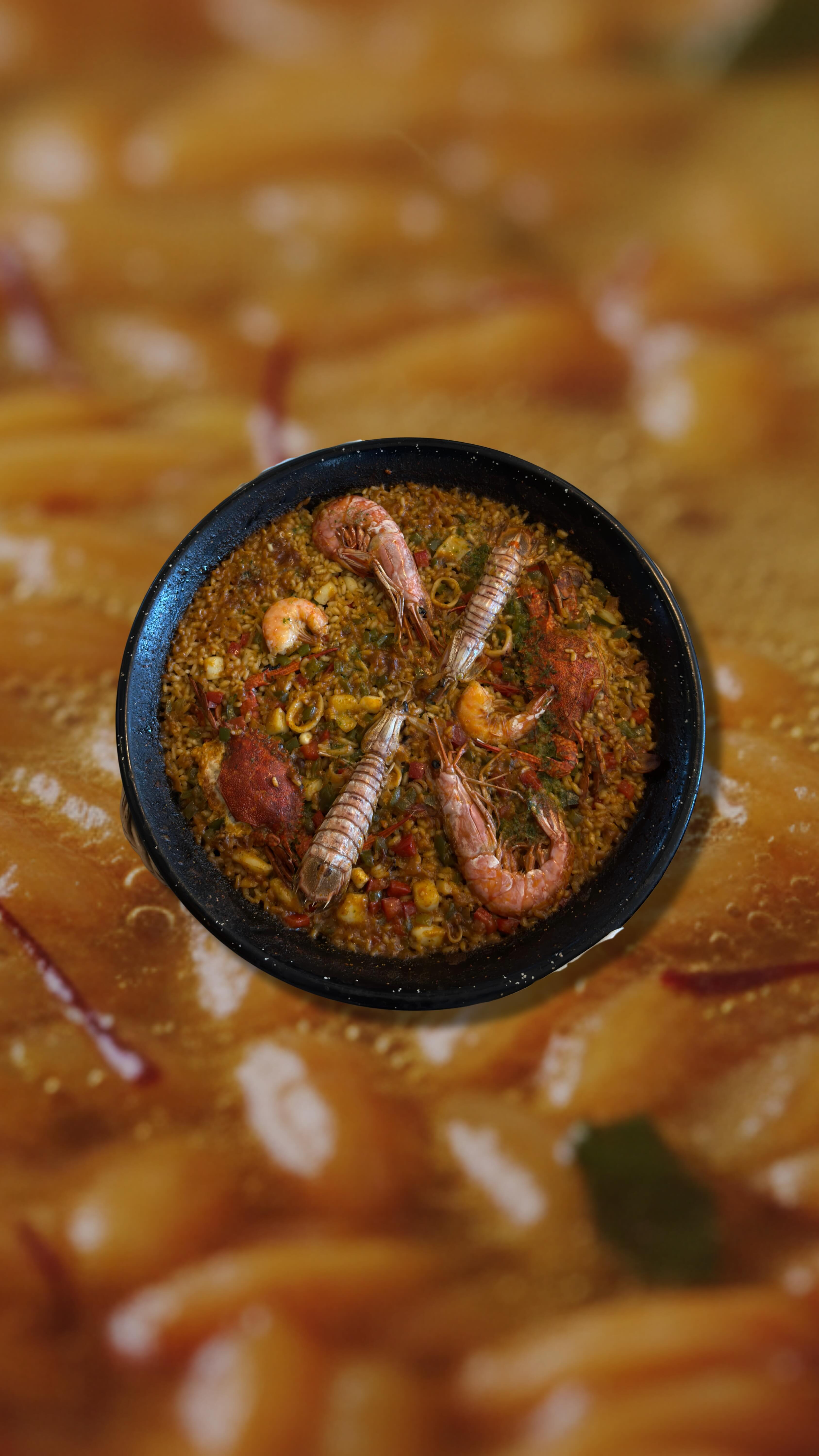 PAELLAS BAJO ENCARGO 🥘
Aquí las paellas se hacen como debe ser:
con tiempo, con cariño y solo bajo encargo
Nada de prisas ni improvisaciones. Elegimos buenos ingredientes, cuidamos el fuego y respetamos cada paso para que el arroz quede en su punto y el sabor hable por sí solo. Porque una buena paella no se improvisa… se prepara.
📲 Encárgala con antelación y disfruta de una paella hecha como toca