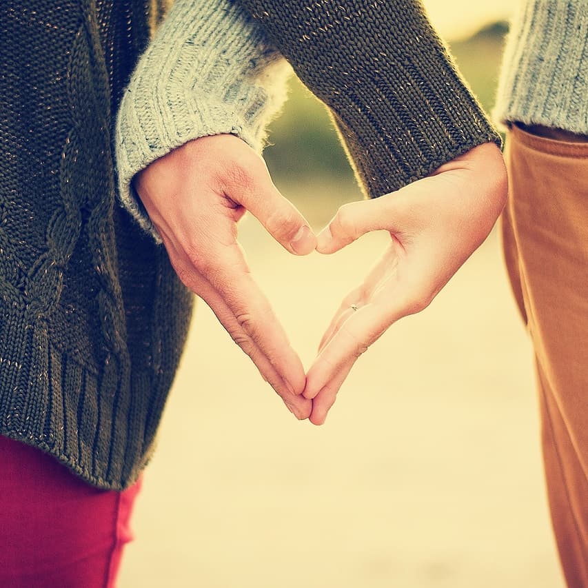 Perchè due persone si innamorano?
.
Nel momento in cui due persone si innamorano si innescano delle reazioni biochimiche nel cervello di entrambi. Questo fa si che la percezione dell'altro sia enfatizzata; si vedono solo le cose positive, è tutto perfetto, è uno stato d'animo in cui tutto è meraviglioso. In realtà ci si innamora perchè la nostra parte inconscia, ovvero quella parte di noi che sta sotto la soglia della nostra coscienza, ha riconosciuto nell'altra persona qualcosa che le piace.
.
Cosa succede da quel momento? Chi diventa l'altro per noi?
.
L'altro sarà uno specchio che ci mostrerà tutto ciò che dentro di noi non è stato risolto, le nostre ferite emotive.
Il partner sarà capace con la sua personalità di far emergere in noi le nostre zone d'ombra irrisolte.
.
Da quel momento il rapporto diventa "terapeutico" in quanto permette al singolo individuo di farsi delle domande in merito agli eventi e le emozioni scatturiti dalla relazione stessa.
.
Da questo punto di vista è importante fare pace col proprio passato in modo da vivere una relazione con consapevolezza e liberi dal proprio vissuto, permettendo davvero a se stessi di sperimentare una relazione d'amore libera da condizionamenti.
.
Ho pensato ad un percorso di consapevolezza e di crescita della relazione per voi due, scrivimi in privato per informazioni 💚
.
.
.
.
.
#crescitapersonale #cominciamoalmeglio #coachingsardegna #cagliari #casteddu #cagliarilifestyle #relazioni #amore #amarsi #love #innamorarsi #rapporti #instacagliari #cagliarilife #sardegna #instasardegna #gratitudine #sanvalentino