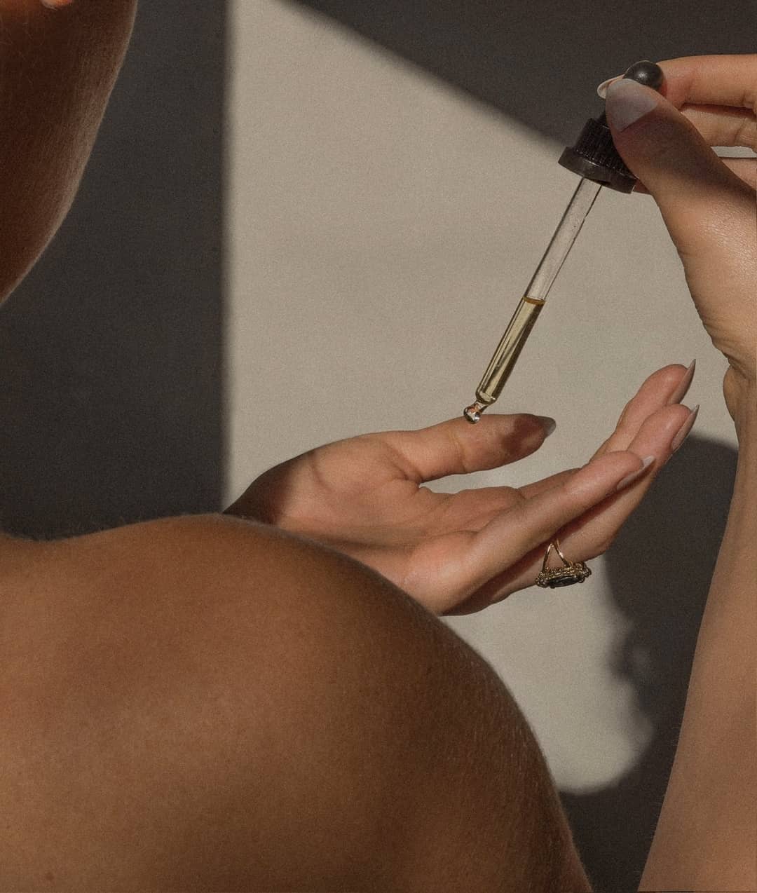 Argan oil and its incredible softening properties are ideal for brittle nails, dry hands and even cracked, hard skin on feet. It both softens and moisturises skin, leaving hands and feet supple and soft, and nails strong and healthy
Try massaging a few drops of argan oil into cuticles, hands and feet before bed each nigh.
Tip: After you massage your hands, cover them with a pair of soft gloves. Trapping the moisturizer will help it absorb more fully into your skin, and you'll wake up with baby-smooth hands 🖤
.
.
#mykatreg#arganoil #cleanbeauty
#naturalskincare#supportsmallbusinesses#veganbeauty #toxinfreebeauty#greenlife
#veganskincare#crueltyfree#skincare
#happyskin#katregorganics #organicbeauty #organicingredients #biocosmetics #recycle#recyclepackaging #organicoil #skincareproducts#katreg