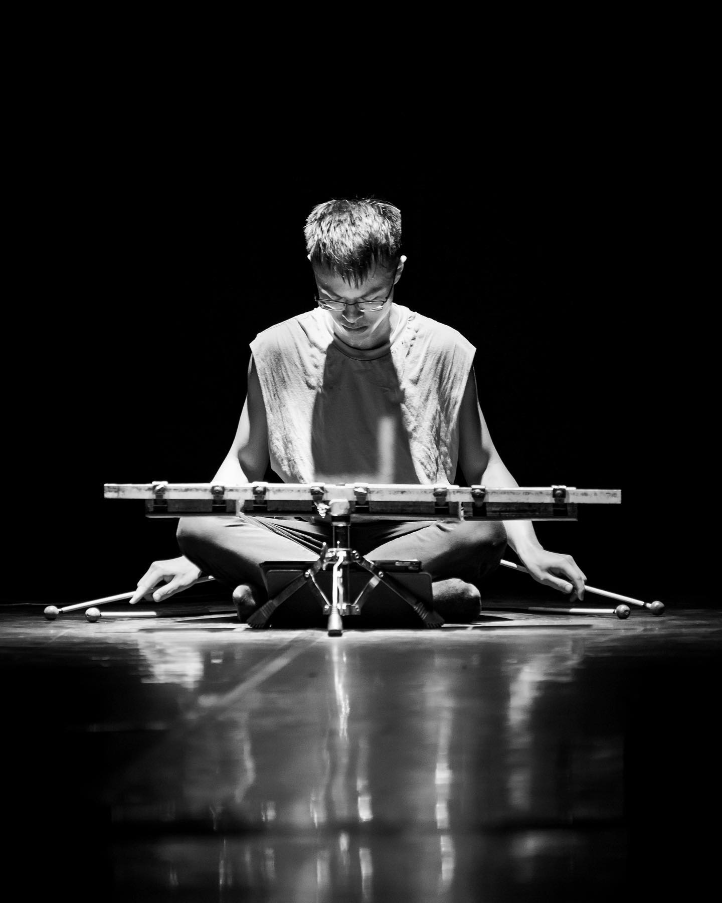 BACKSTAGE du Spectacle#2 Voyage dans le temps de @mengfu_hsieh // de la série LES FABRICANTS 💥
Les étudiants en 2e année de cursus Artist Diploma au @cnsmdlyon ont investit en mai 2022 le @theatrelarenaissance pour une semaine de créations. 🌟
Reportage complet bientôt en ligne, stay tuned 🔥 :
https://emmanoam.com/histoires-de-vie
#photography #photographe #photographelyon #photographedeplateau #photographedeplateaulyon #backstageset #unitstillphotographer #stillphotography #stillphotographer #onset #photographespectacle #percussions #danse #dance #musique #music #artistdiploma #enseignementsuperieur #cnsmdlyon #conservatoiredelyon #portrait #portraitphotographer #nikon #lyon #oullins #theatrerenaissance #emmanoam #igerslyon #onephotoaday