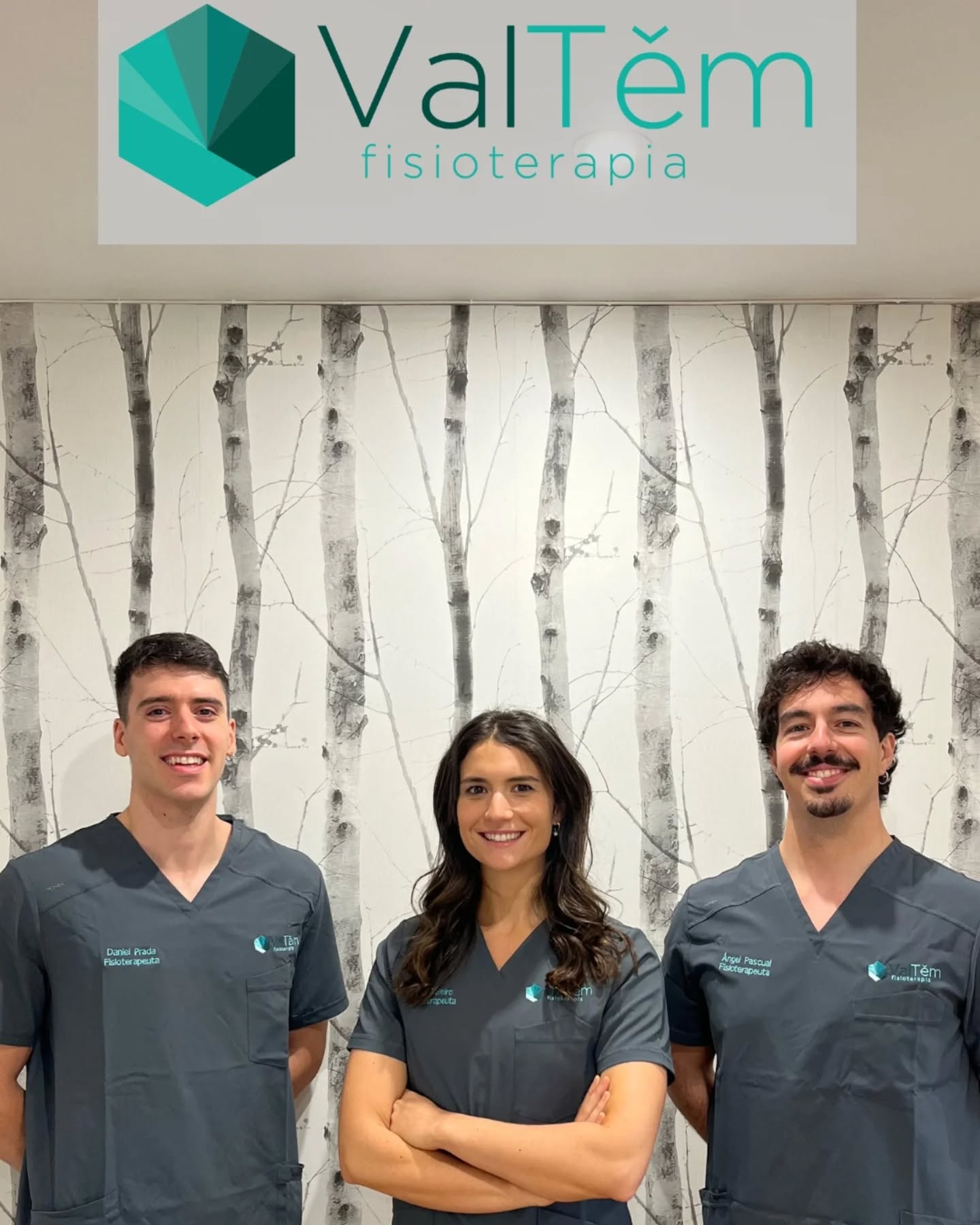 🌟 ¡Conoce a nuestro increíble equipo de fisioterapia! 🌟
💚 En ValTem fisioterapia, estamos comprometidos a ayudarte a recuperar tu bienestar y mejorar tu calidad de vida. Cada uno de nosotros aporta su pasión y experiencia para ofrecerte el mejor cuidado posible.
👩🏻 Eva: Con su enfoque empático y su dedicación, siempre se asegura de que cada paciente se sienta escuchado y comprendido. Su conocimiento en técnicas avanzadas de rehabilitación es invaluable.
🧑🏻 Ángel: Su energía contagiosa y su habilidad para motivar a los pacientes hacen que cada sesión sea una experiencia positiva. Además, su experiencia en lesiones deportivas lo convierte en un experto en la recuperación rápida y efectiva.
🧒🏻 Dani: Con su atención al detalle y su enfoque personalizado, se asegura de que cada tratamiento se adapte a las necesidades únicas de cada paciente. Su pasión por la fisioterapia es evidente en cada sesión.
🏃♂️ Desde tratamientos personalizados hasta ejercicios de rehabilitación, estamos aquí para acompañarte en cada paso de tu camino hacia la salud.
🙌🏻 ¡Gracias por confiar en nosotros! Juntos, ¡lograremos grandes cosas!