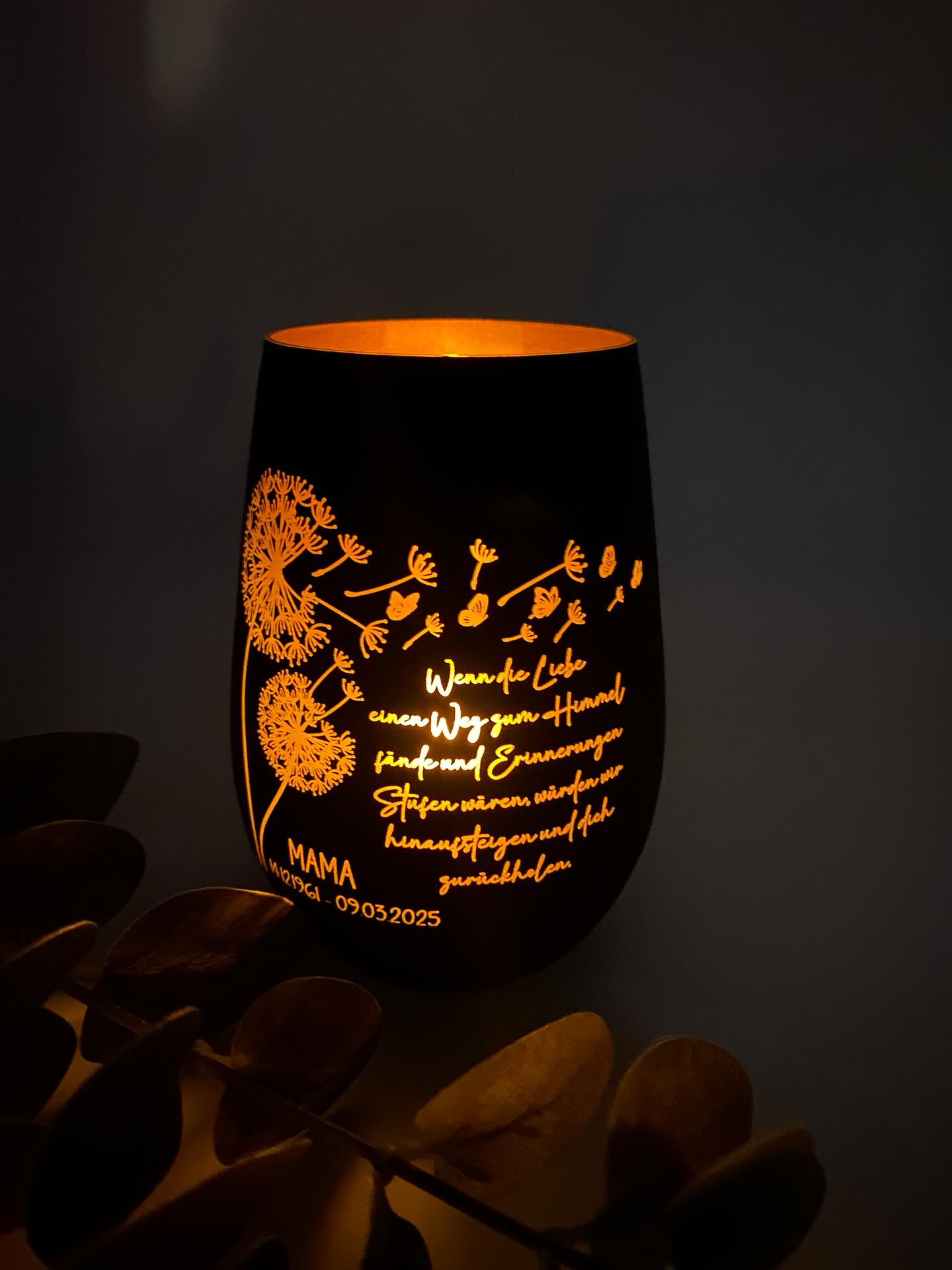 🖤 Weltkrebstag 🖤
Heute ist Weltkrebstag.
Ein Tag, der daran erinnert, wie viel diese Krankheit zerstören kann –
und wie viele Menschen sie still mittragen.
Für mich ist es ein sehr persönlicher Tag.
Meine Mama ist an Krebs gestorben. 🖤
Und mit ihr ist ein Teil meines Lebens gegangen,
der für immer fehlt – aber auch für immer bleibt.
Krebs betrifft nicht nur jene, die die Diagnose bekommen.
Er verändert Familien, Beziehungen, ganze Lebenswege.
Er hinterlässt Trauer, Leere –
und eine Liebe, die nicht endet.
Aus dieser Erfahrung heraus sind auch manche meiner Arbeiten entstanden.
Nicht aus Geschäftsideen.
Sondern aus dem Wunsch, Erinnerungen sichtbar zu machen,
wenn Worte fehlen und Stille bleibt.
Für Menschen, die jemanden vermissen.
Für Menschen, die einen Ort für ihre Gedanken brauchen.
Für Menschen, die wissen, dass Gedenken viele Formen haben darf. 🕯️
Heute denke ich an meine Mama.
Und an alle, die kämpfen mussten, noch kämpfen oder jemanden verloren haben.
Ihr seid nicht allein. 🤍
🖤 Für meine Mama.
🖤 Für alle Betroffenen.
🖤 Für alle, die fehlen – und doch da sind.
#weltkrebstag #fürmama #niemalsvergessen #trauer #gedenken #nichtallein