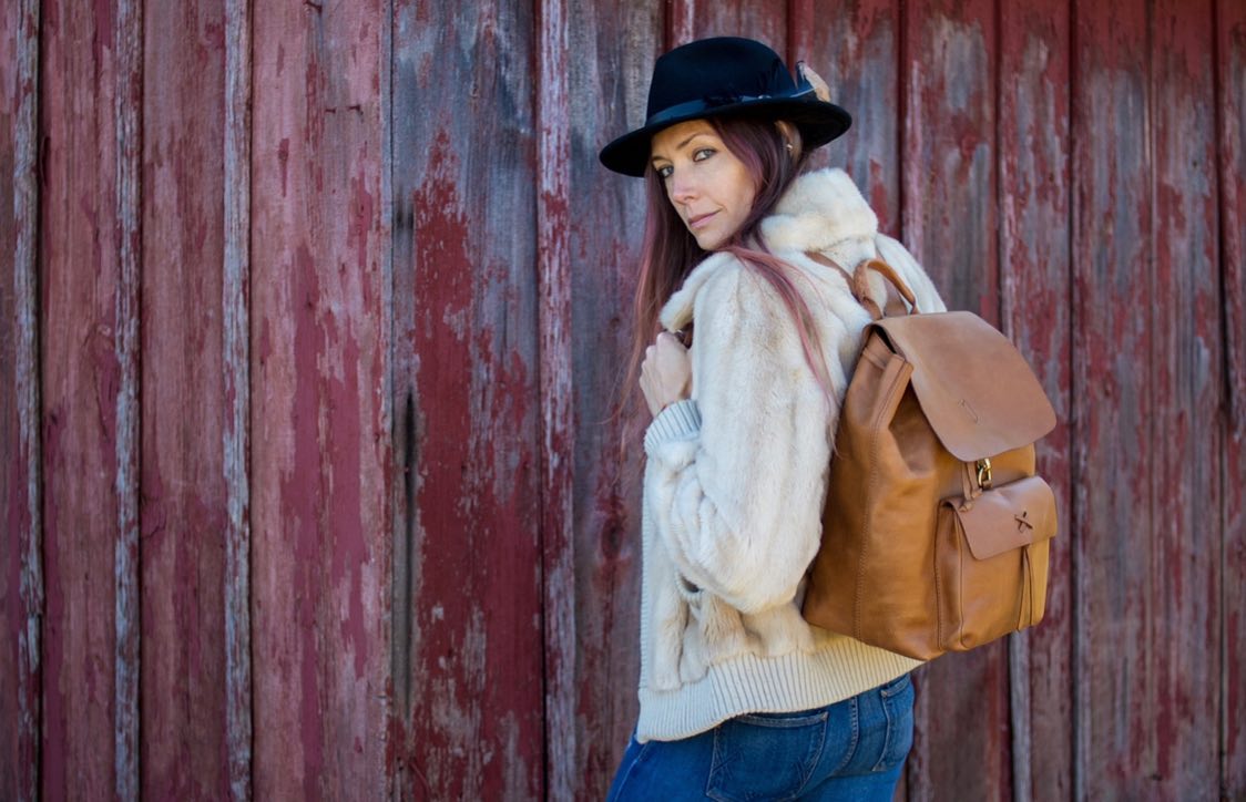 ✨The Charlie backpack ✨ limited edition✨ Arrowhead slider on drawstring closure
Flap closure w/ secure dog clip
Large exterior pocket
Intrior zip pocket & pocket for water canteen Handstitched top handle Adjustable straps
Fully lined ✨✨✨#rockandstone #shopsmall #designerowned #smallbuisness #womenled #vintageinspired